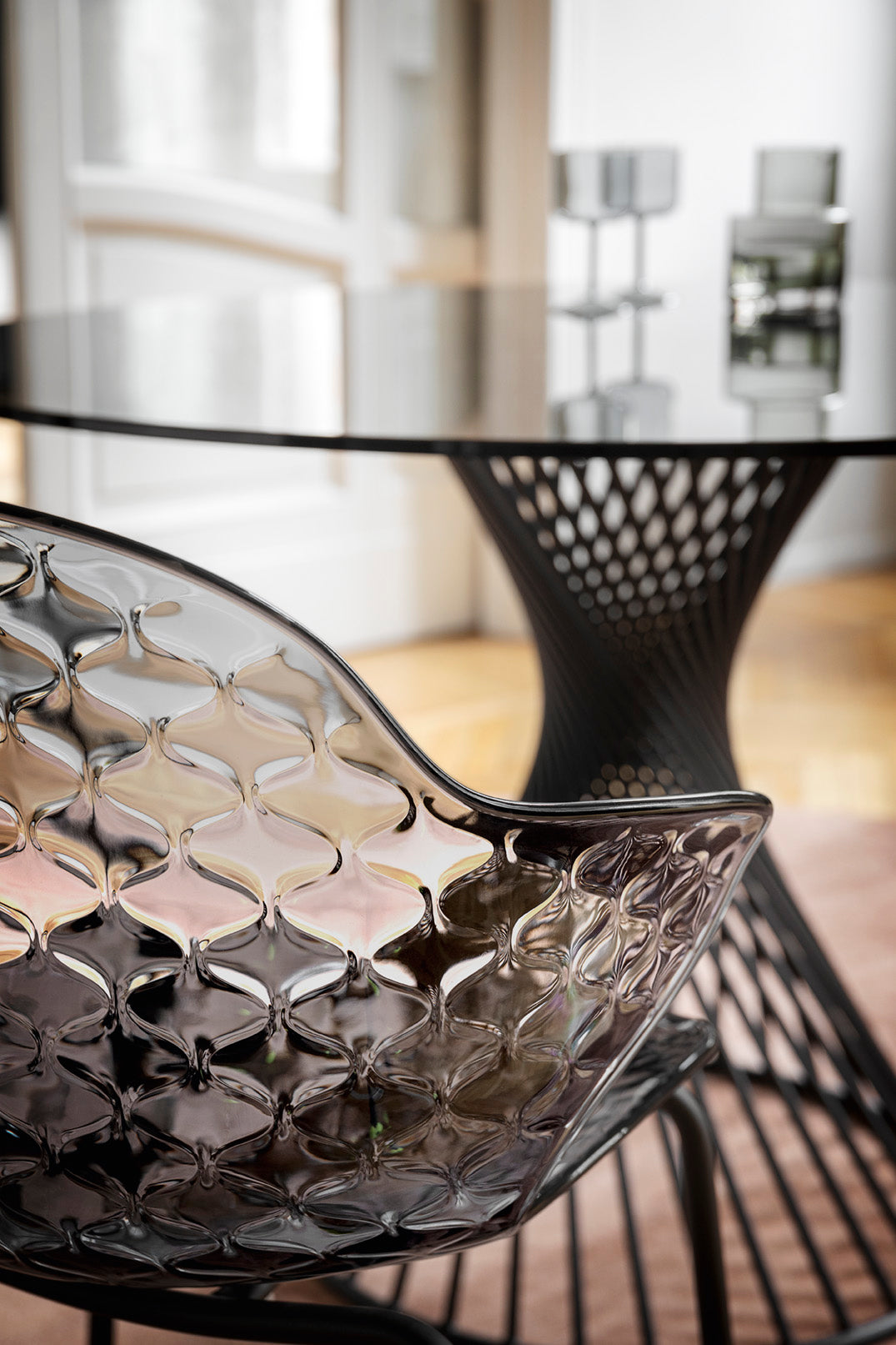 SAINT TROPEZ chair with a brown seat and a golden metal base