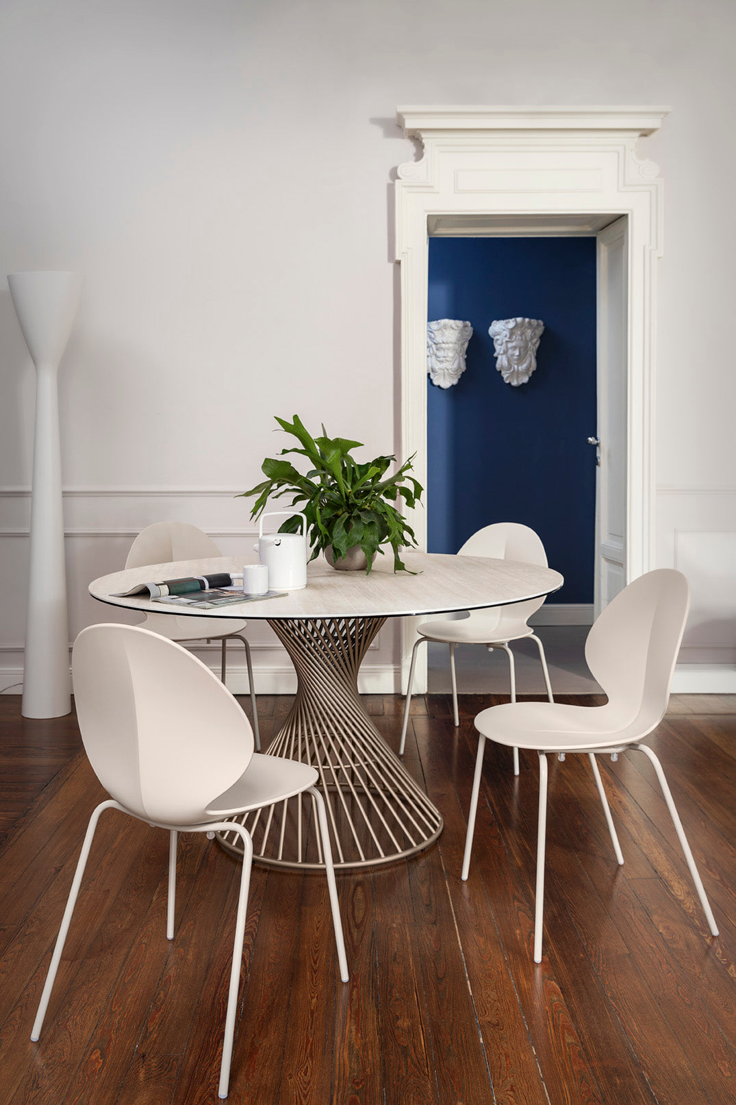 Stoel BASIL witte zitting met verchroomde metalen basis