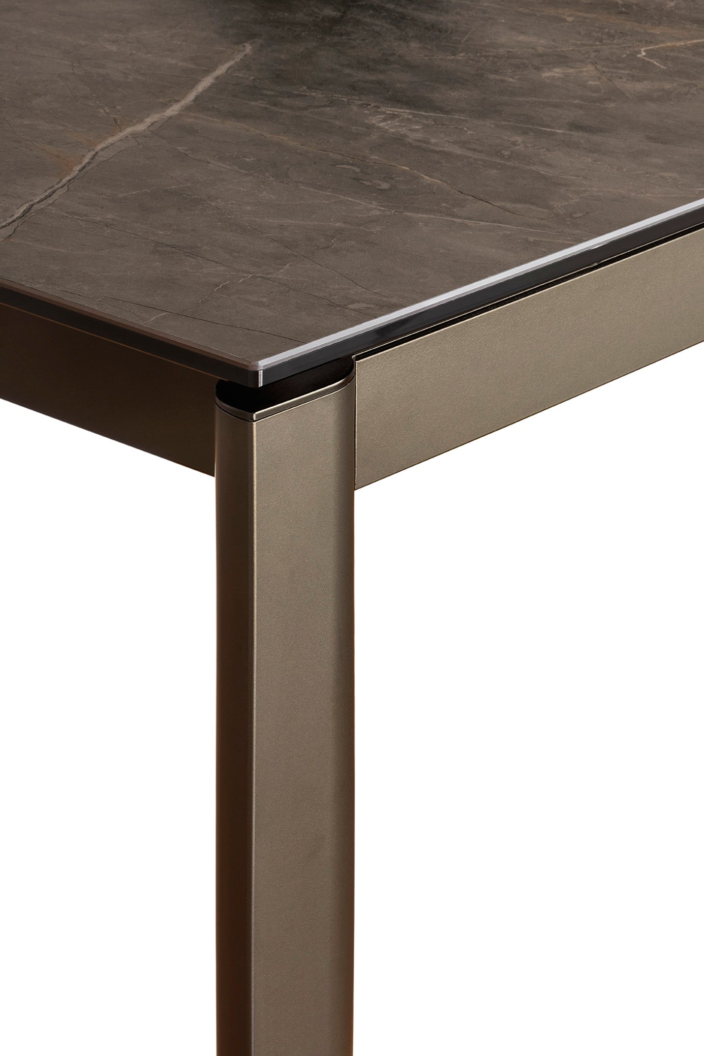Ausziehbarer Tisch STREAM mit brauner Tischplatte und braunem Gestell