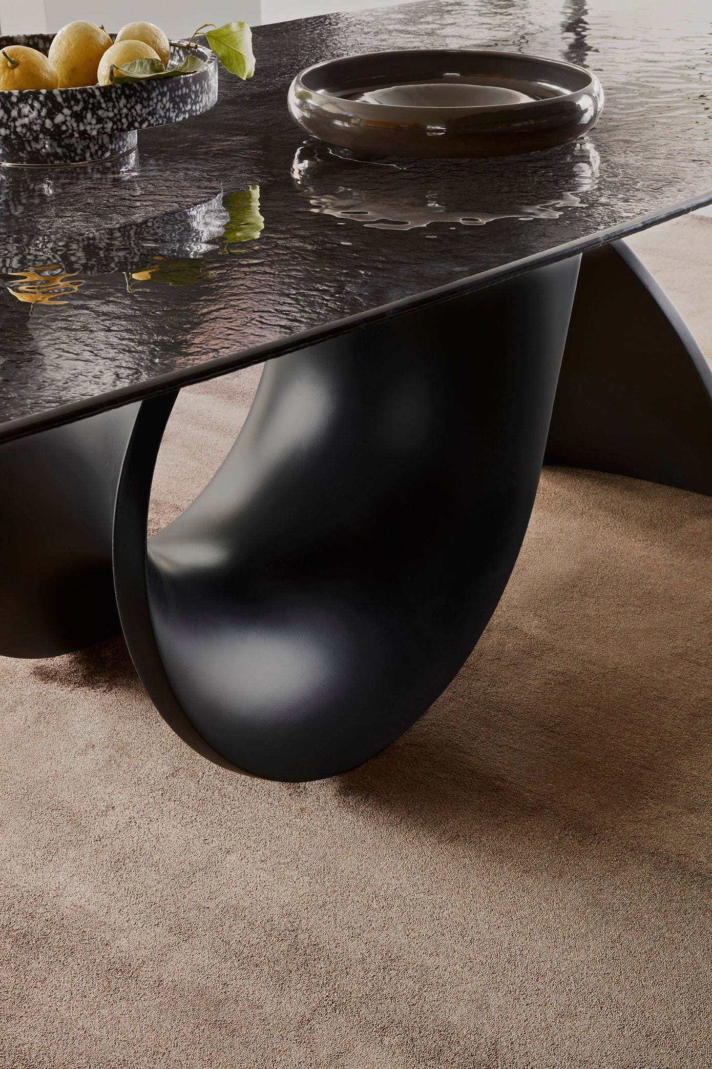 SEASHELL table with glass top and graphite base