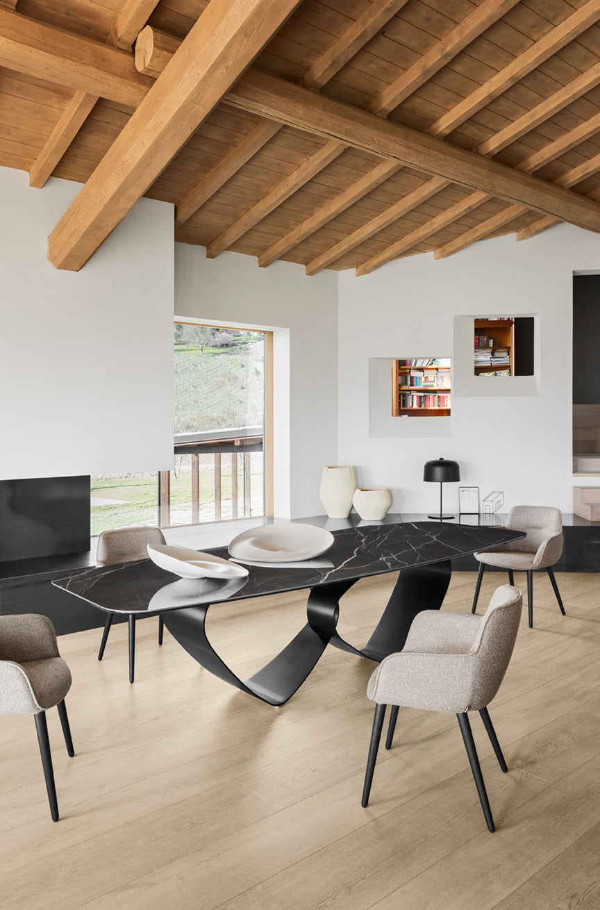 Polsterstuhl COCOON mit Nussbaumfuß