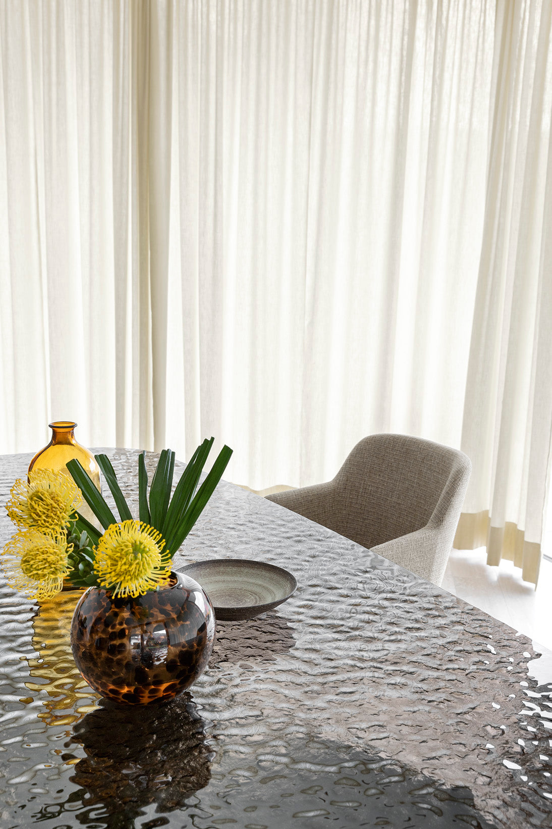 Tafel BREEZE met glazen blad en zwarte basis