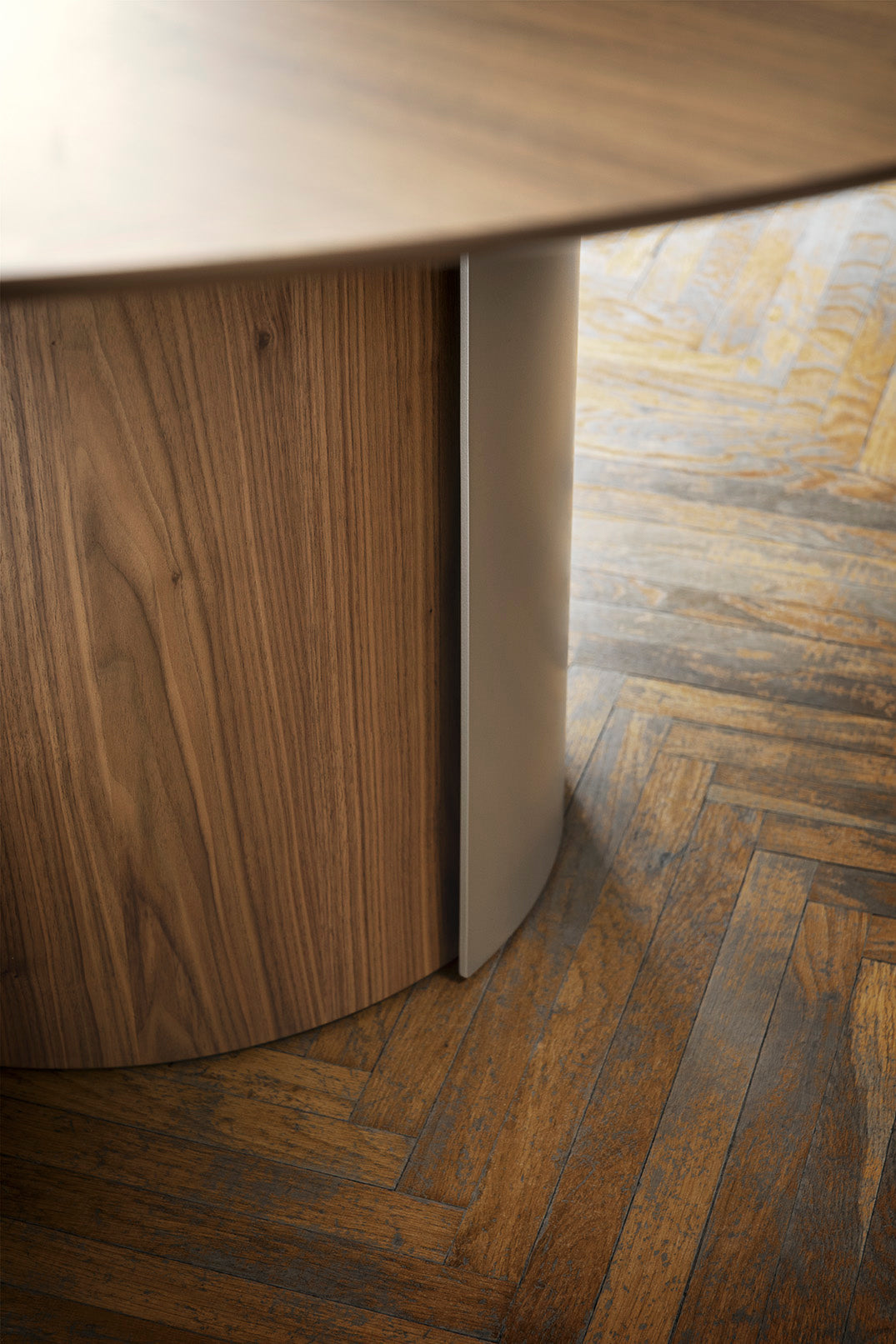 Round YOROI Table in Walnut Wood with Cream Base