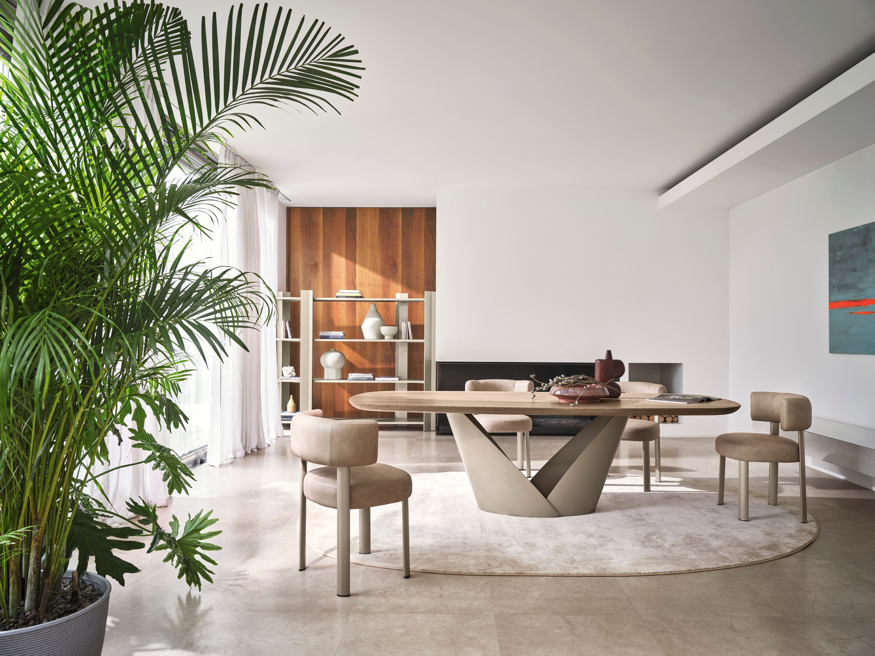 Tisch CALLA mit Holzplatte und beigem Fuß