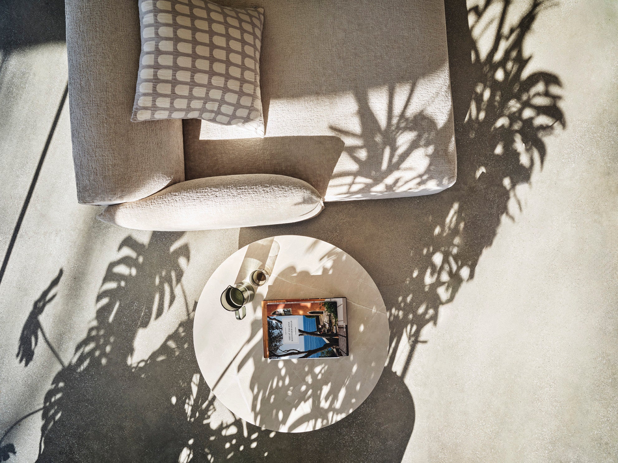 Zijtafel SANDY met een bruine blad en een donkere houten basis