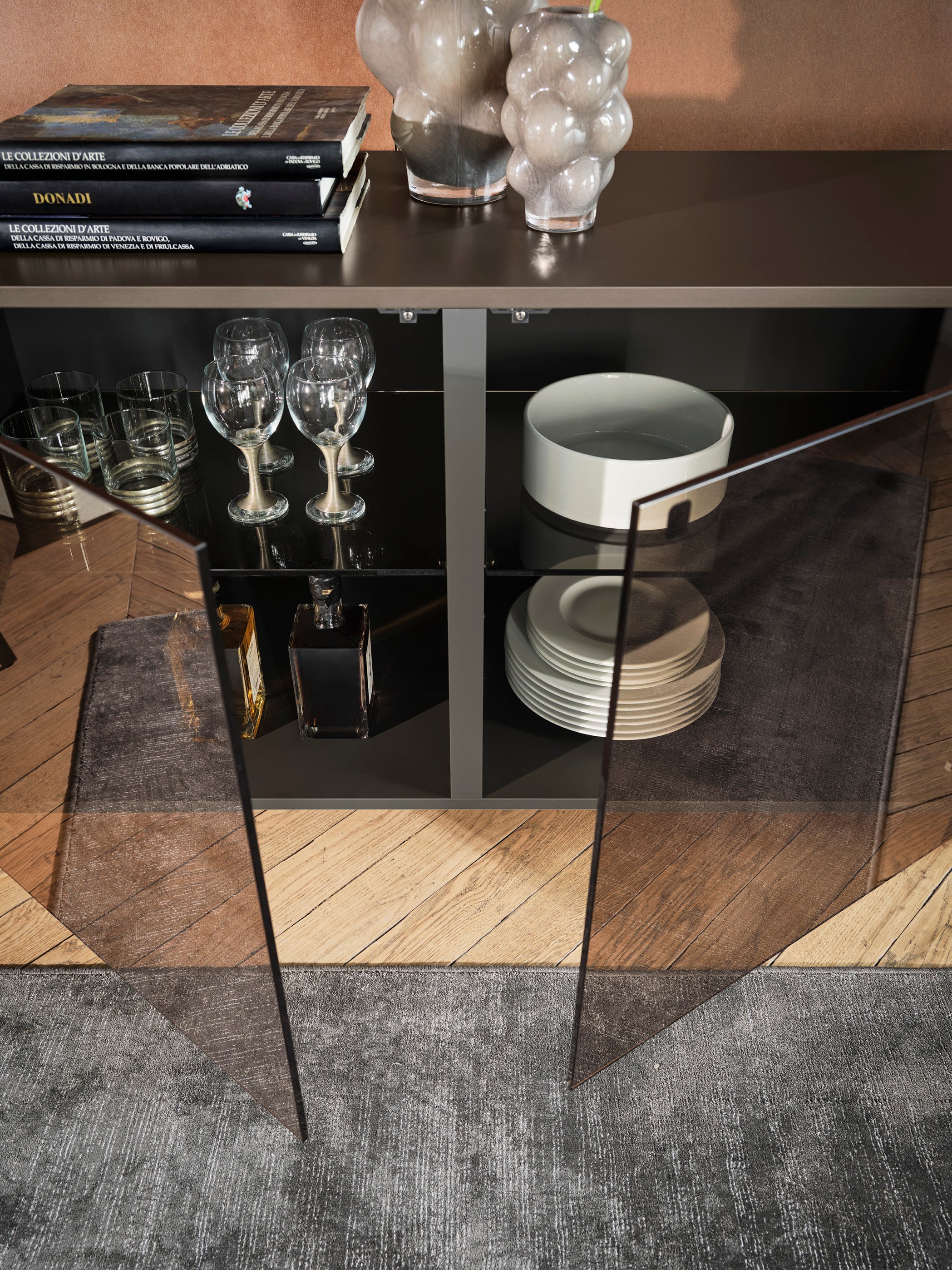 CRYSTAL kast zwart met bruin glas