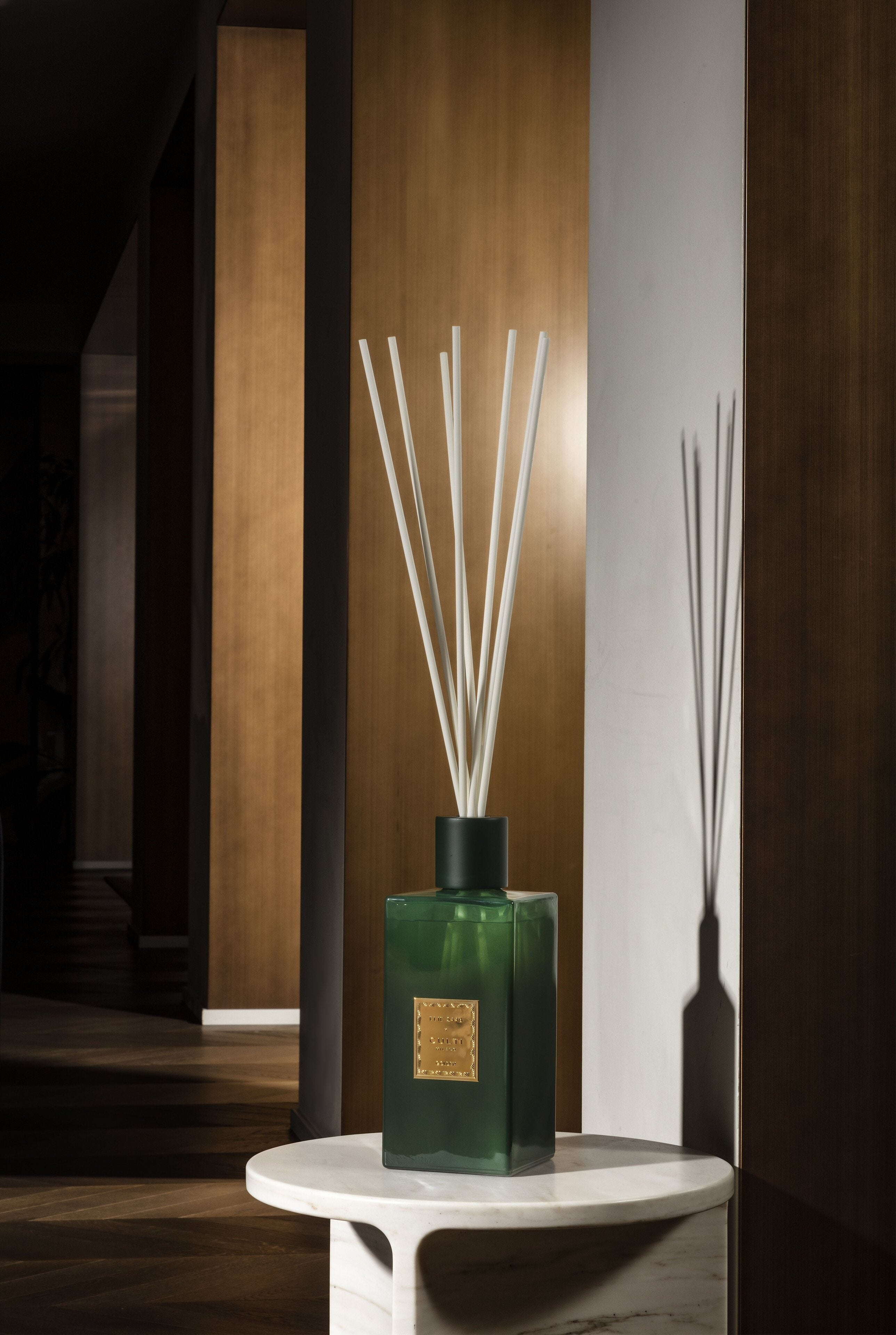 Gouden geur diffuser met tonen van bittere sinaasappel, mandarijn, gember, sinaasappelbloesem en cederhout.