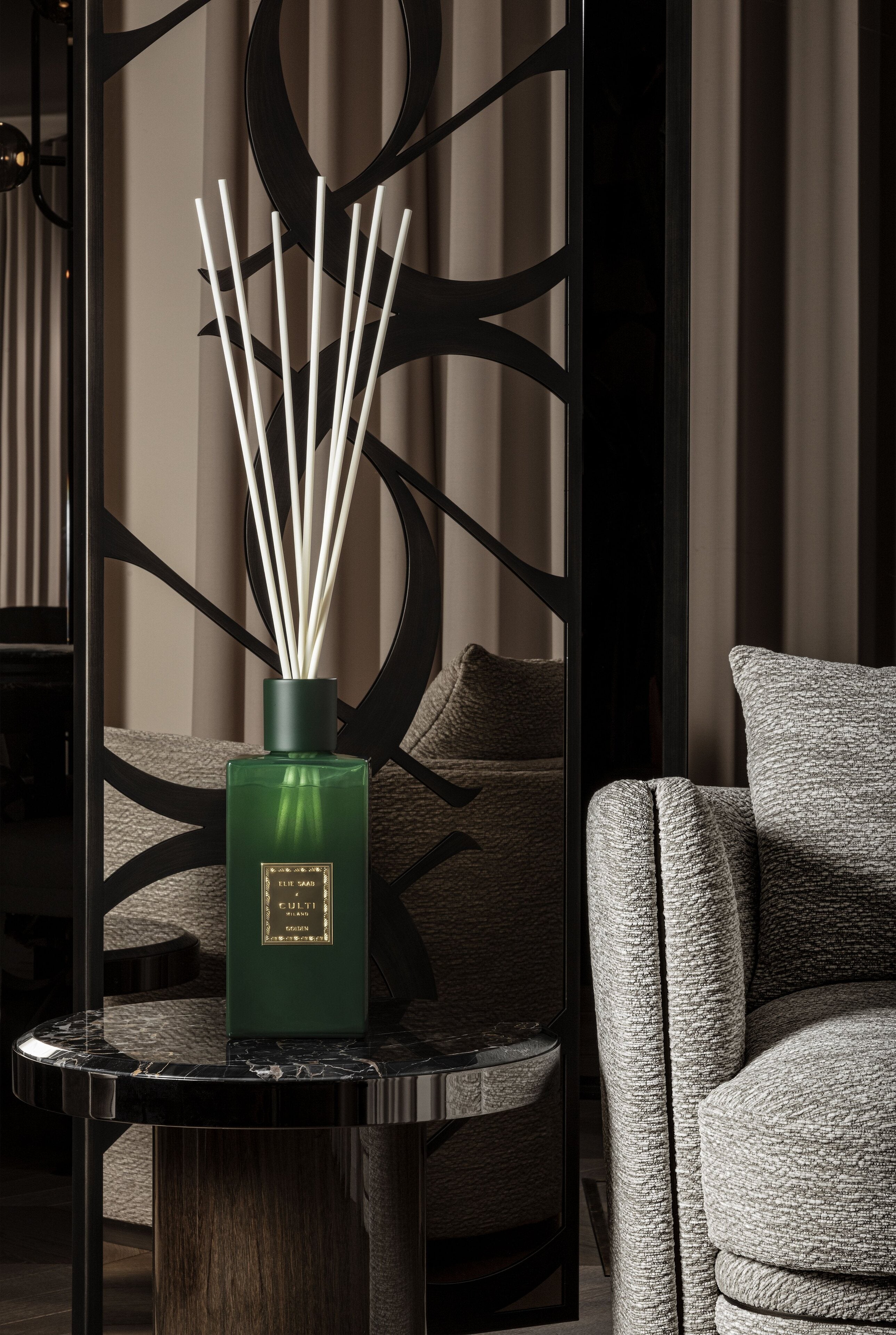 Gouden geur diffuser met tonen van bittere sinaasappel, mandarijn, gember, sinaasappelbloesem en cederhout.