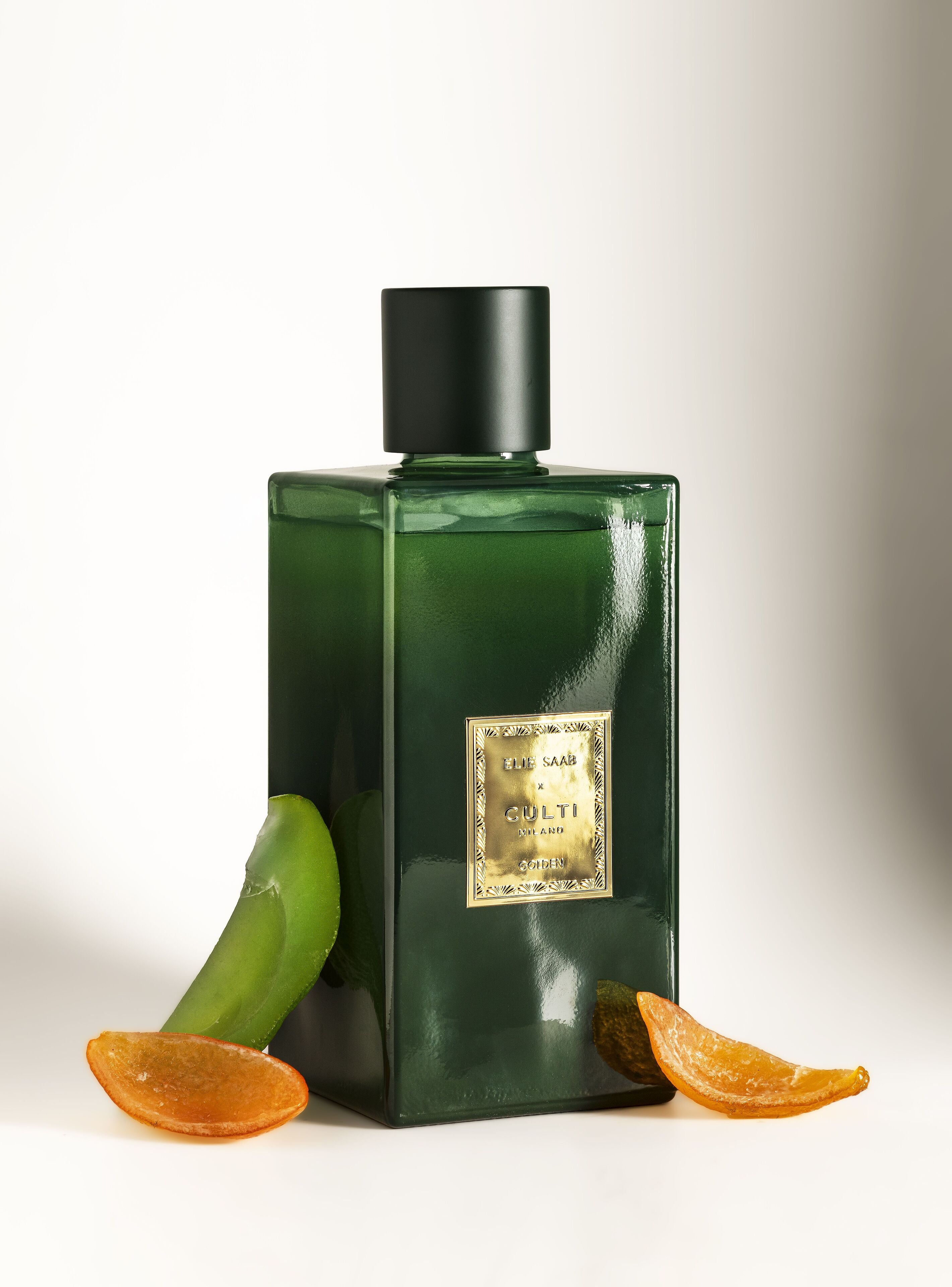 Gouden geur diffuser met tonen van bittere sinaasappel, mandarijn, gember, sinaasappelbloesem en cederhout.