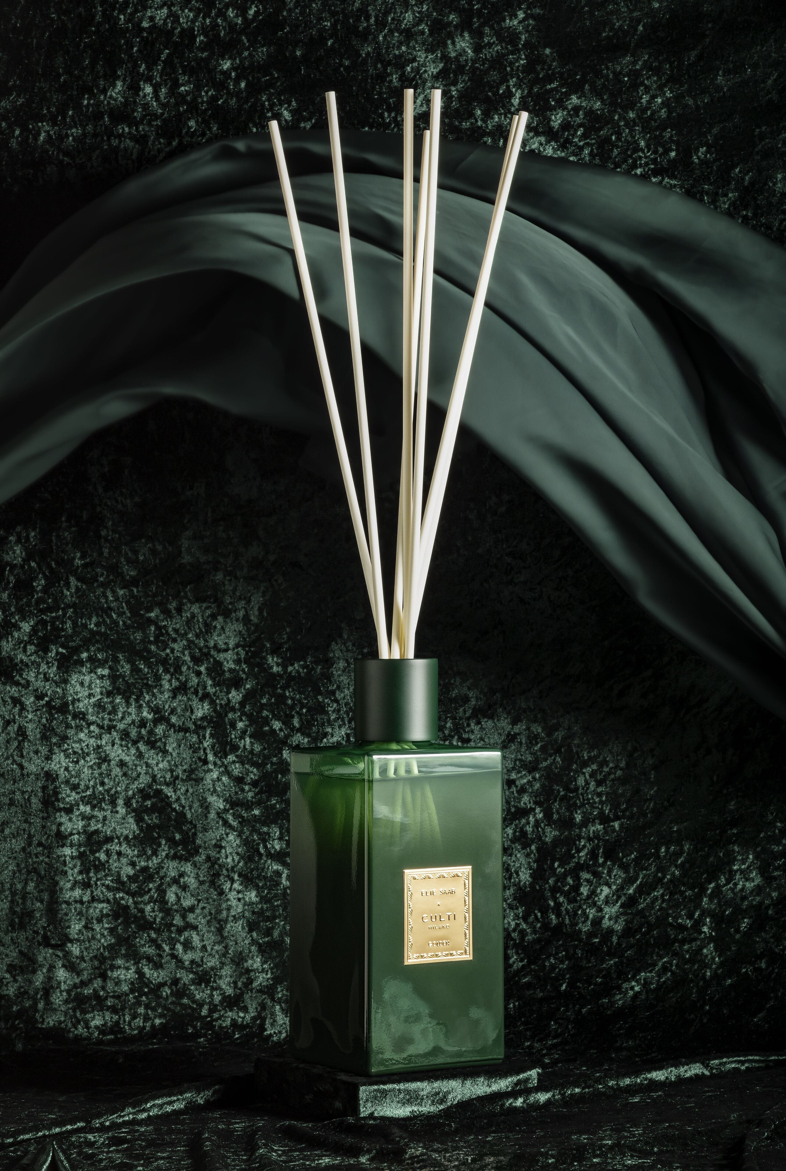 Gouden geur diffuser met tonen van bittere sinaasappel, mandarijn, gember, sinaasappelbloesem en cederhout.