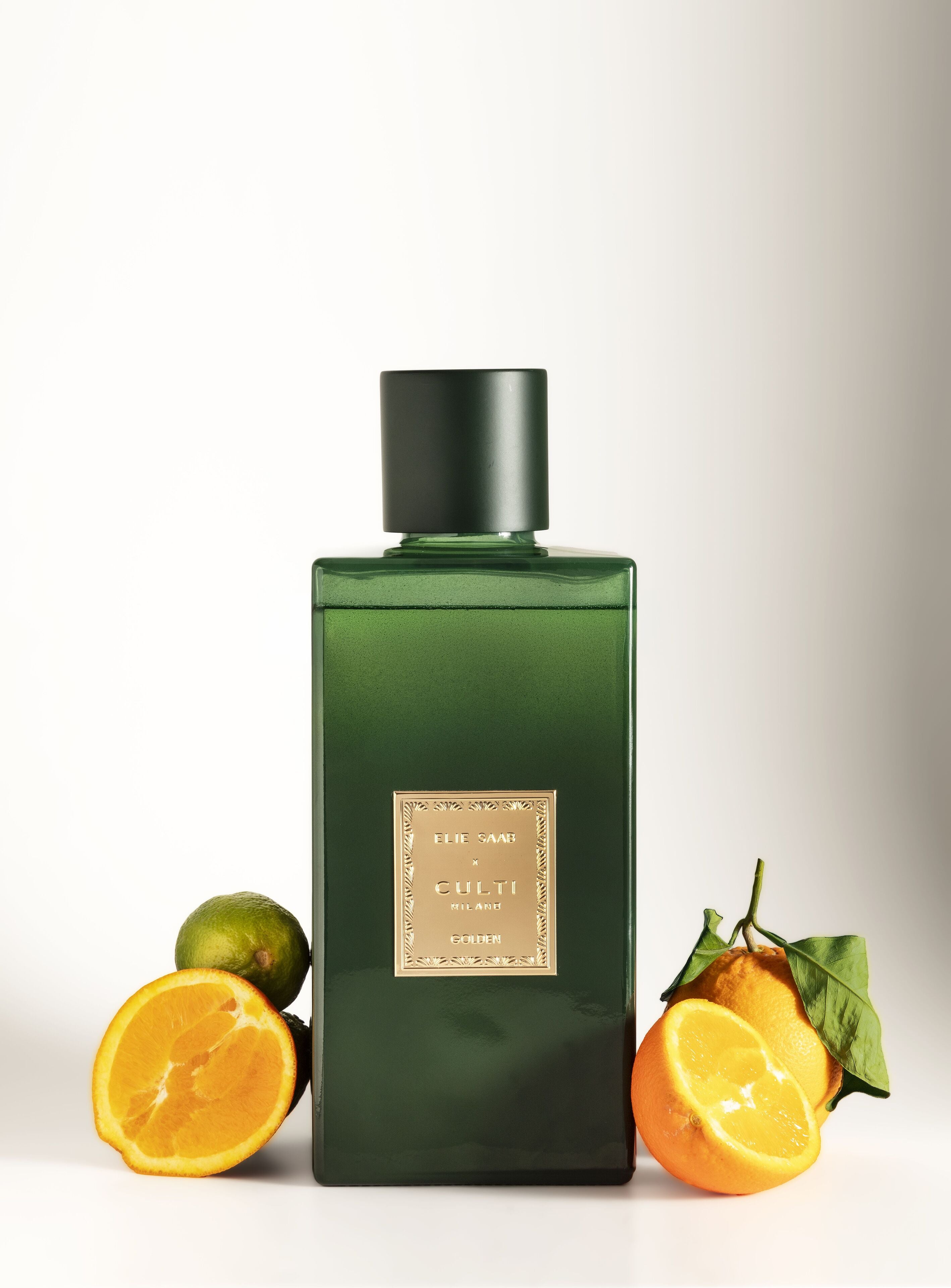 Gouden geur diffuser met tonen van bittere sinaasappel, mandarijn, gember, sinaasappelbloesem en cederhout.