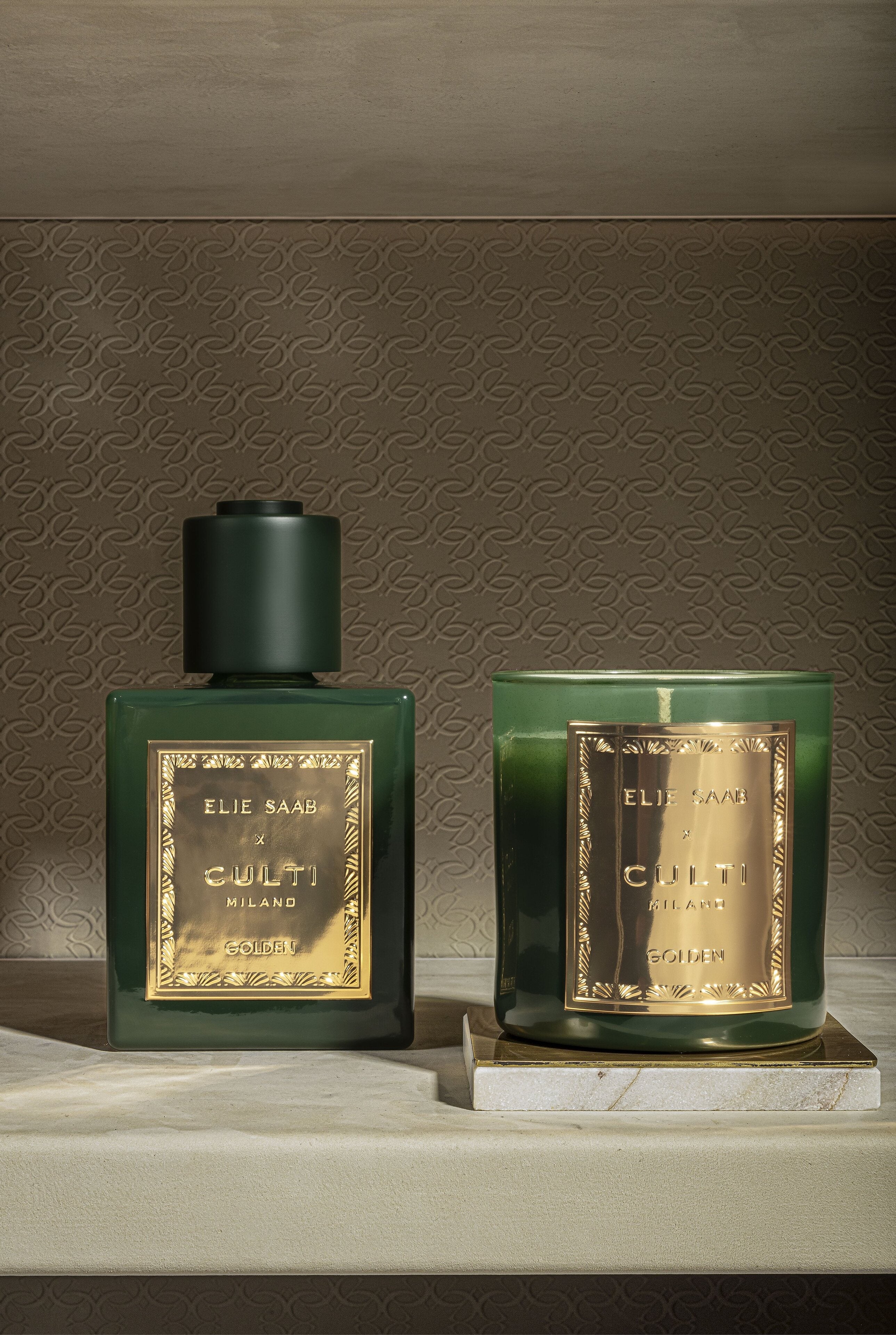 Gouden geur diffuser met tonen van bittere sinaasappel, mandarijn, gember, sinaasappelbloesem en cederhout.