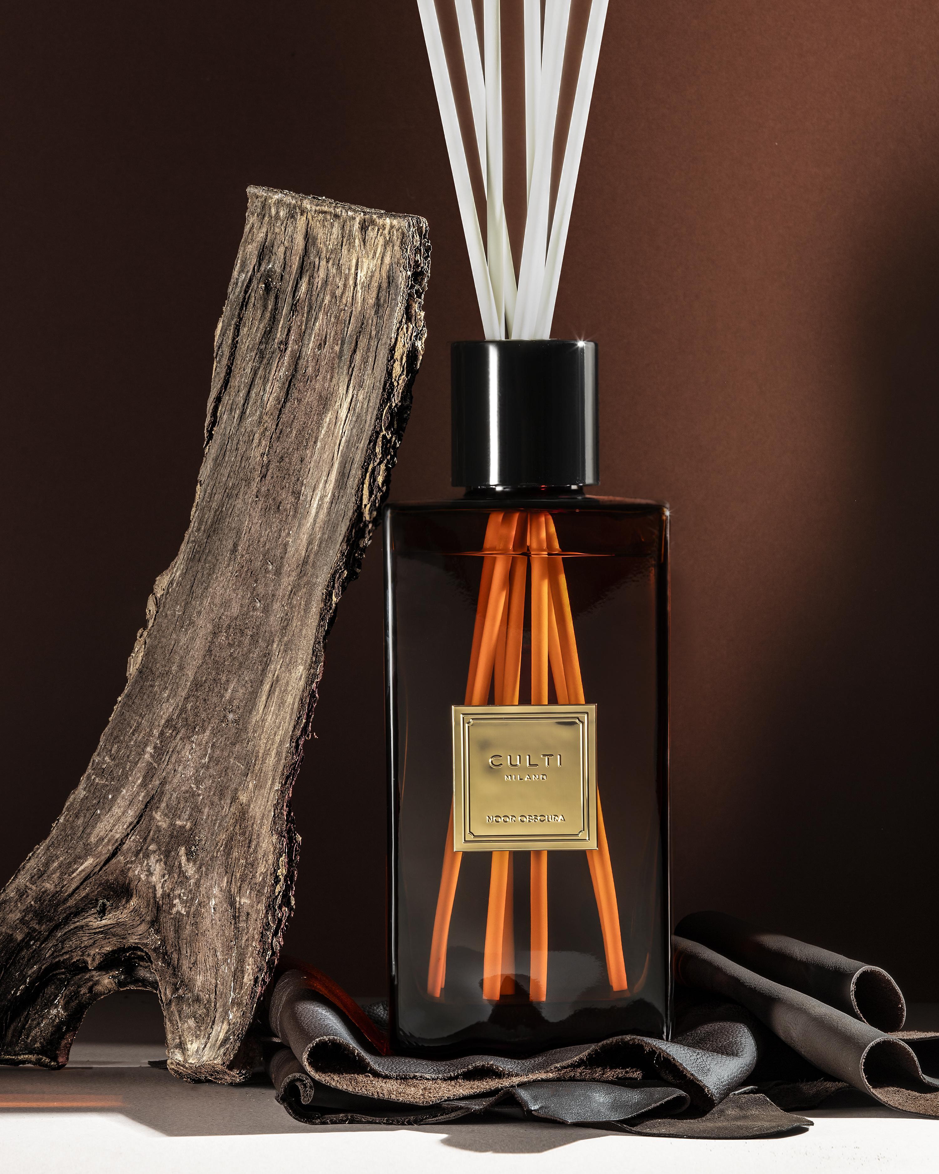 NOOR OBSCURA Scent Diffuser with notes of dates, incense, Virginian cedar, oud, and guaiac wood.