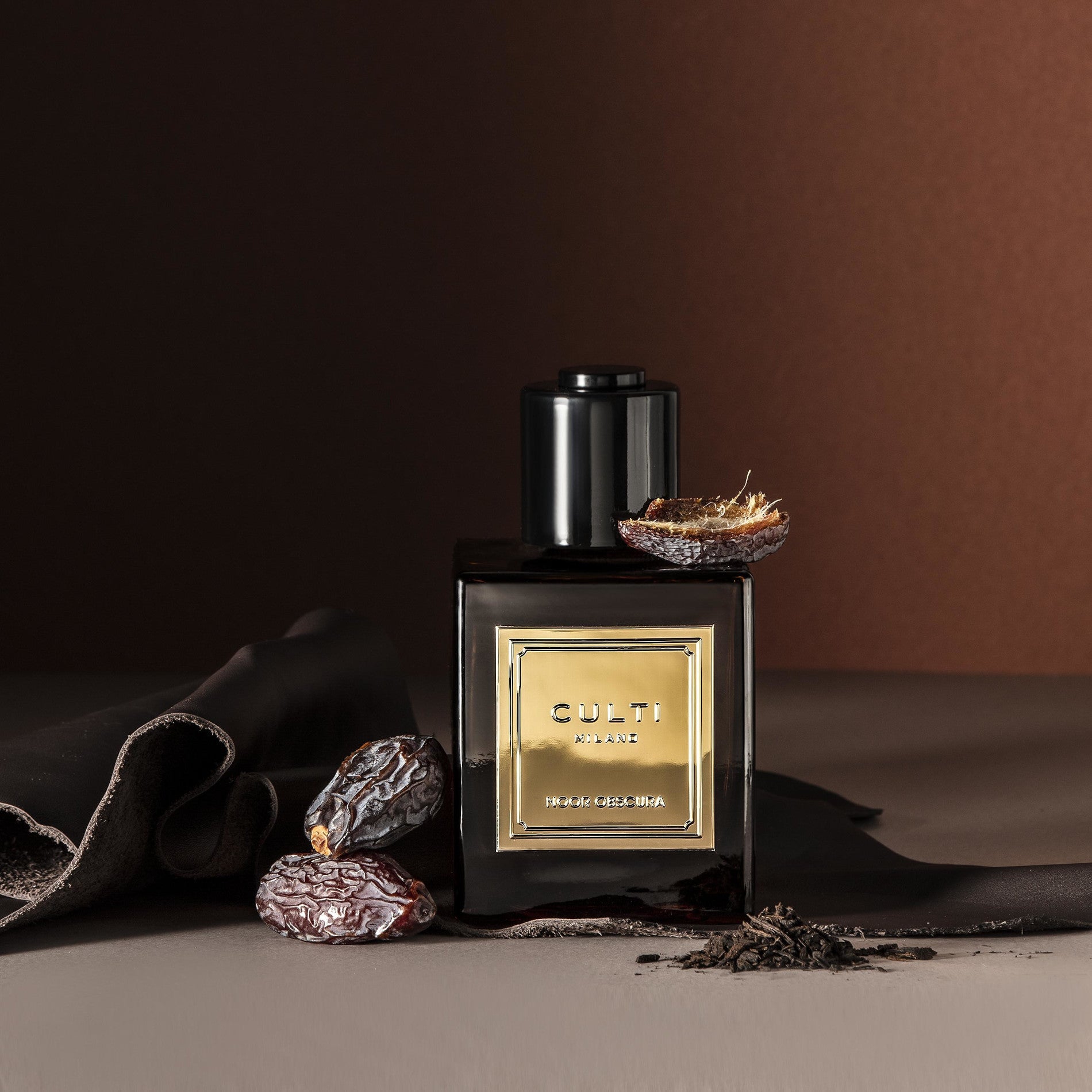 NOOR OBSCURA Scent Diffuser with notes of dates, incense, Virginian cedar, oud, and guaiac wood.