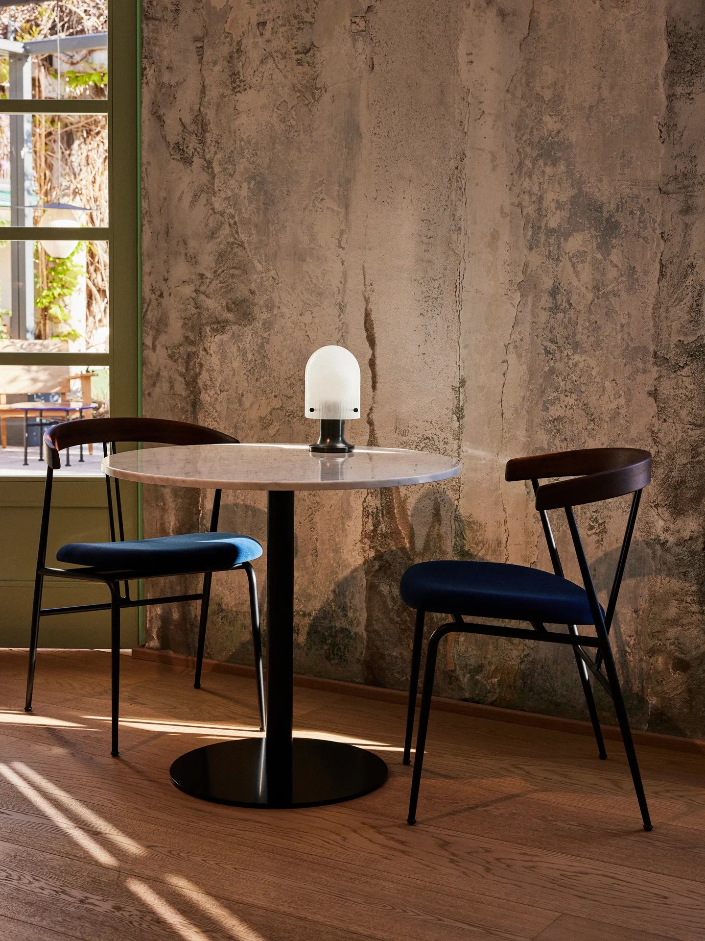 Ronde tafel 1.0 zwart marmer met zwarte voet