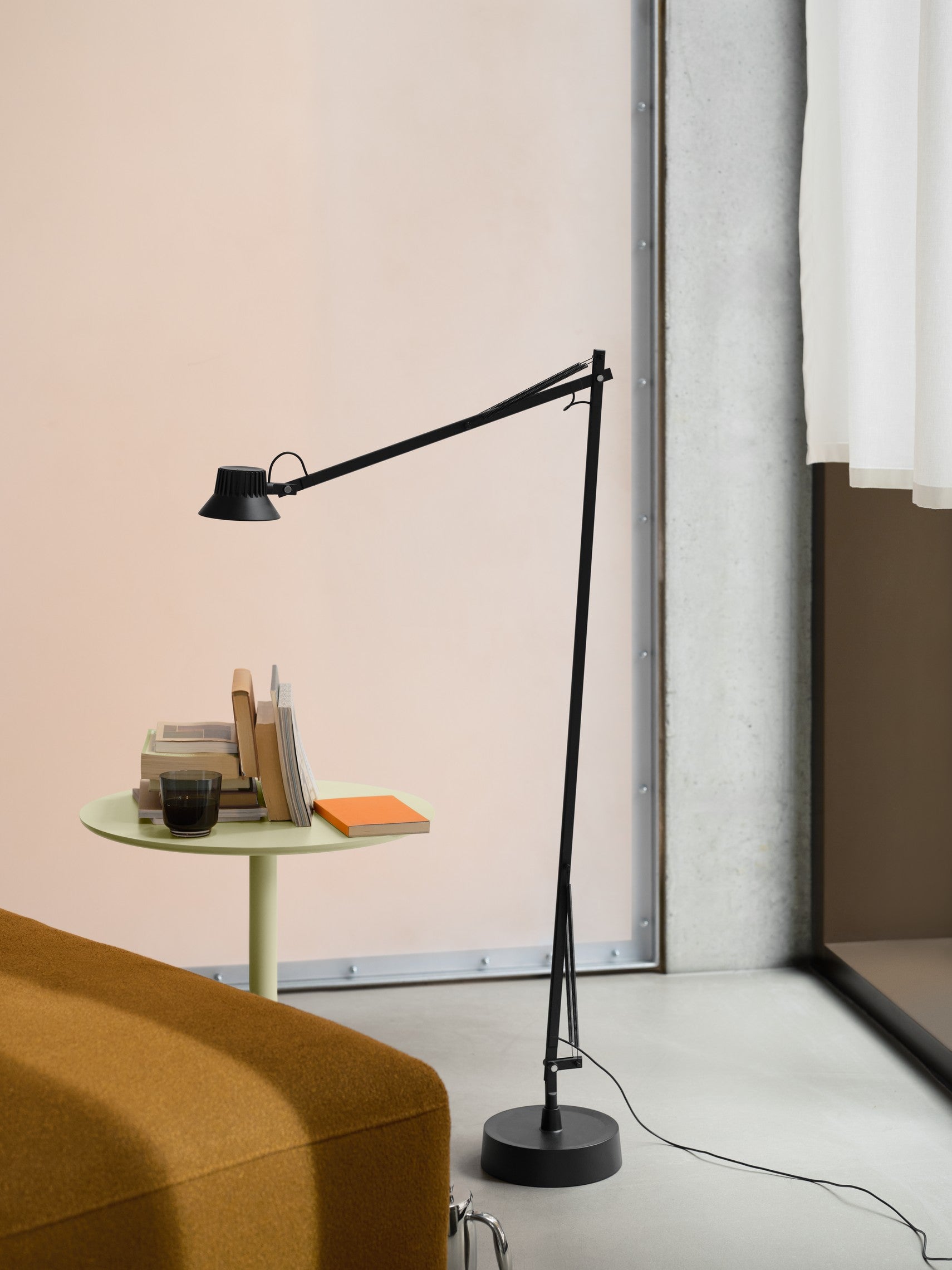Lampa podłogowa do czytania regulowana DEDICATE czarny