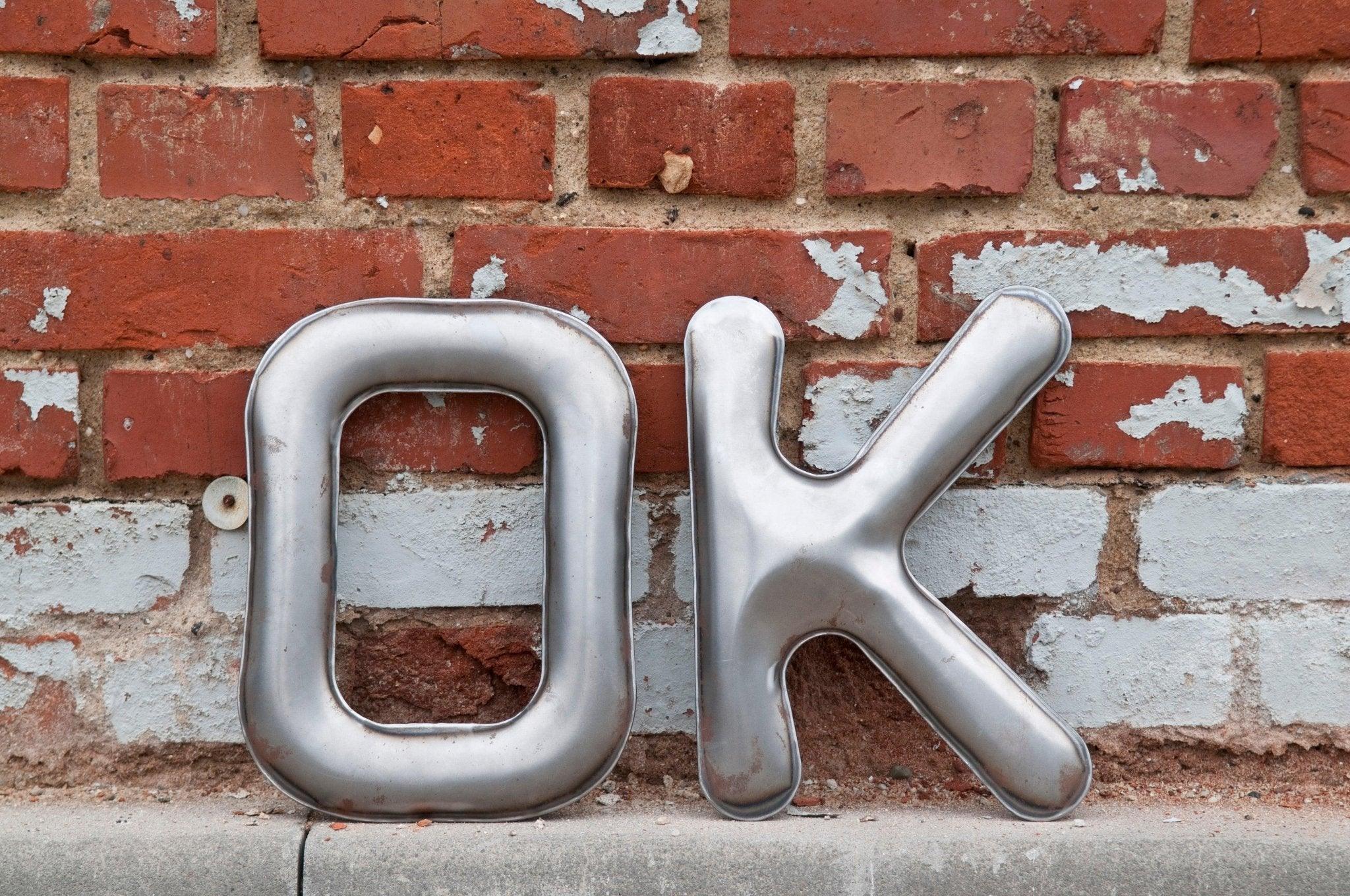 Dekoracja litera alfabetu FIDU surowa stal lakierowana Zieta Studio Eye on Design