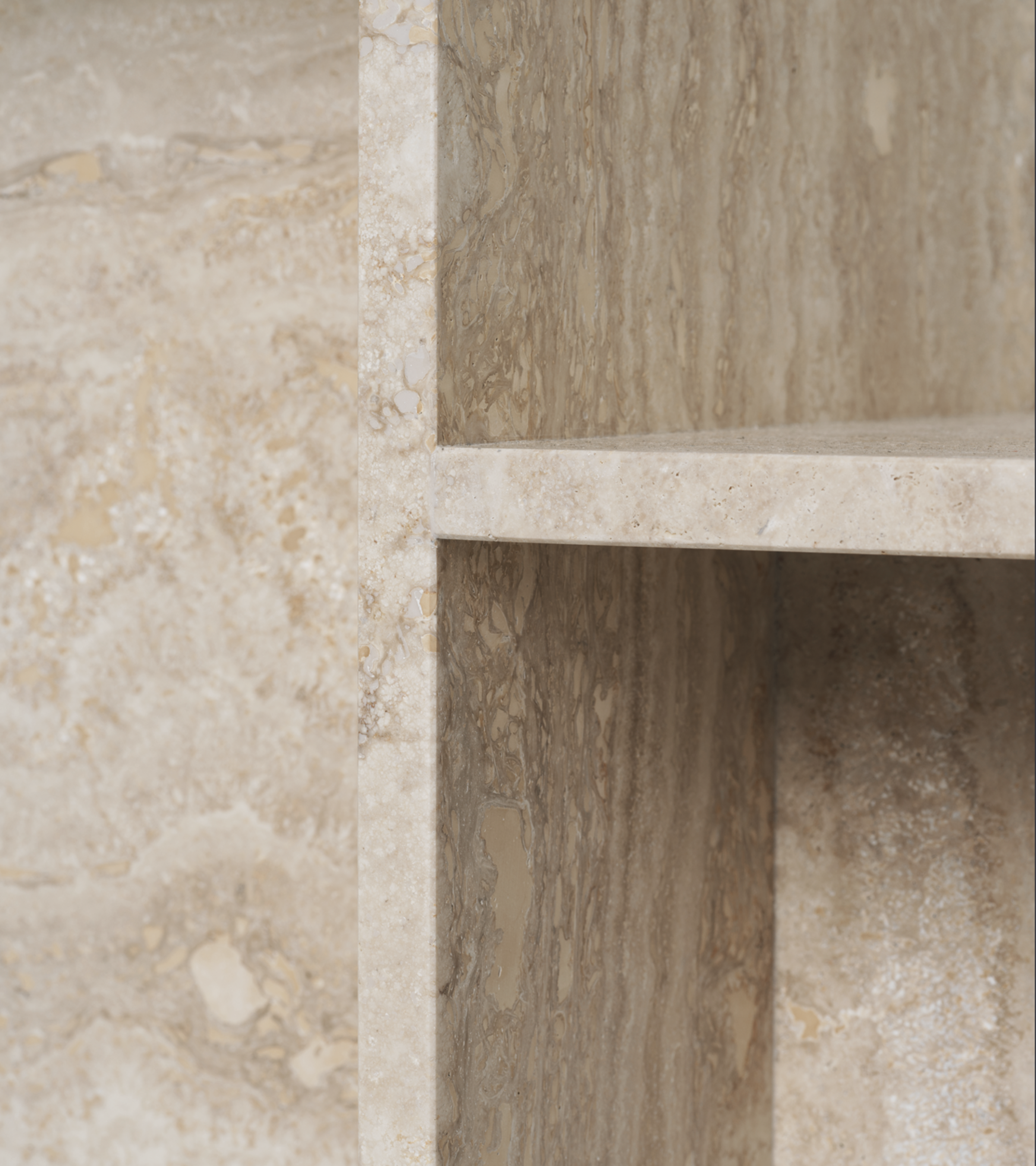 DISTINCT Beistelltisch aus Sandtravertin