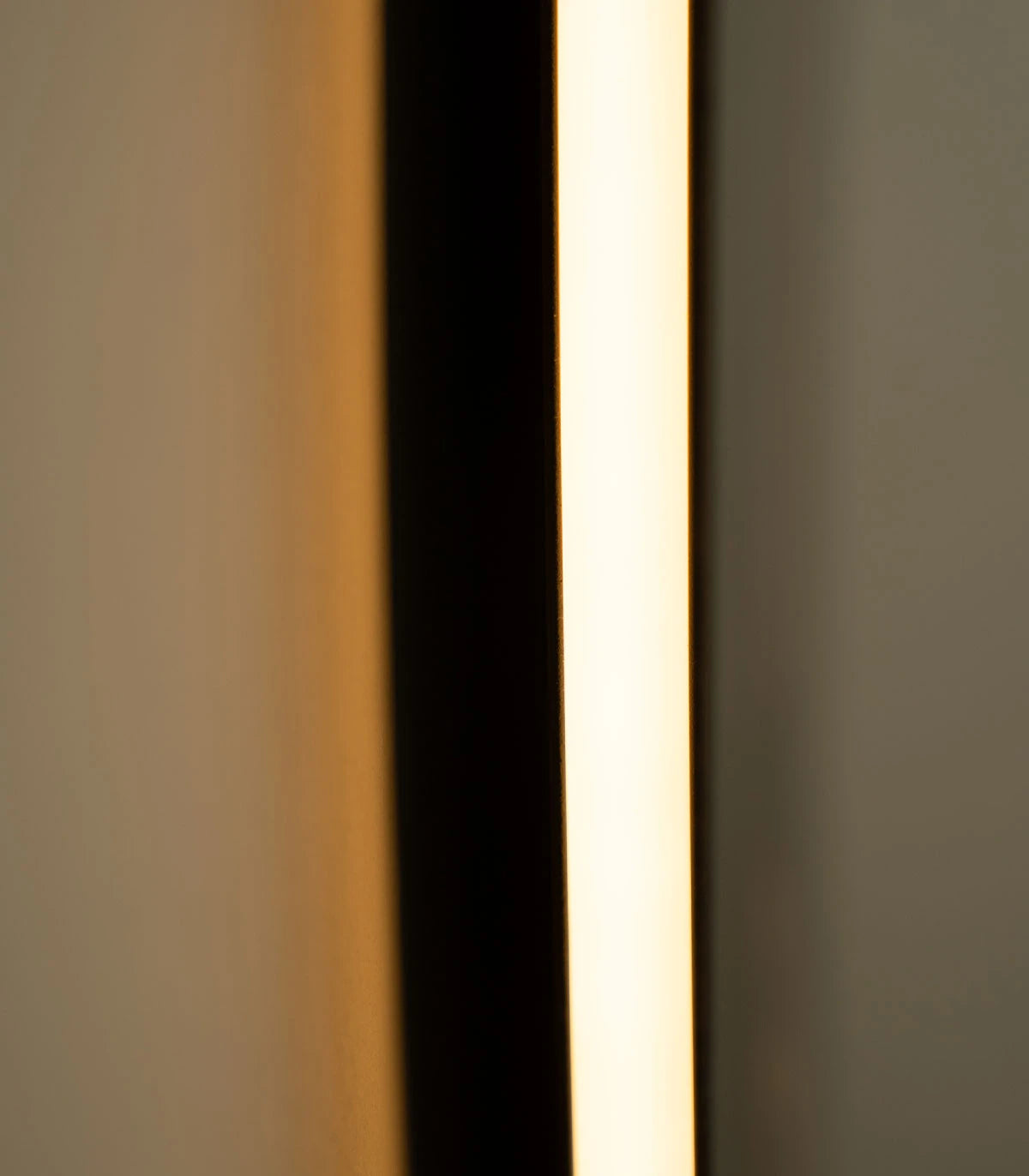 Wandlamp DOTS LIGHTING - DAME MET EEN ERMINE zwart