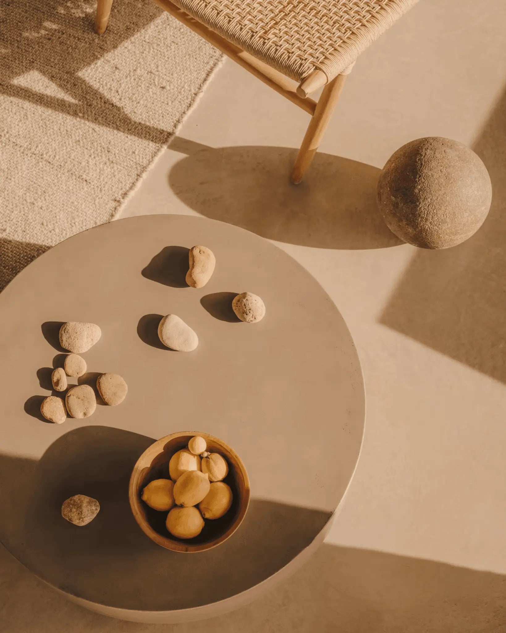 Stolik kawowy GARBET szary cement – Kave Home