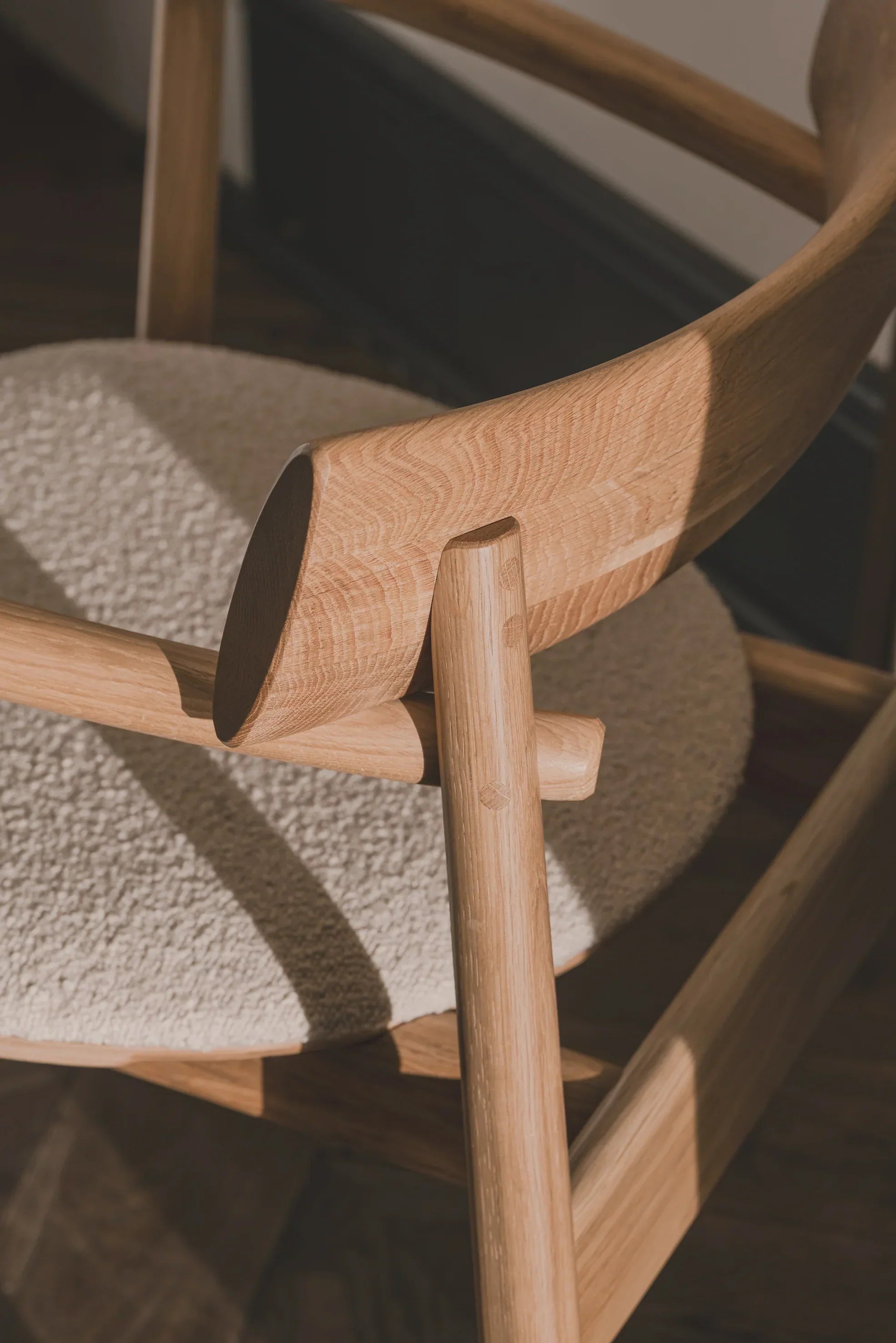 ELIPSA SOFT stoel van eikenhout en zandkleurige boucle