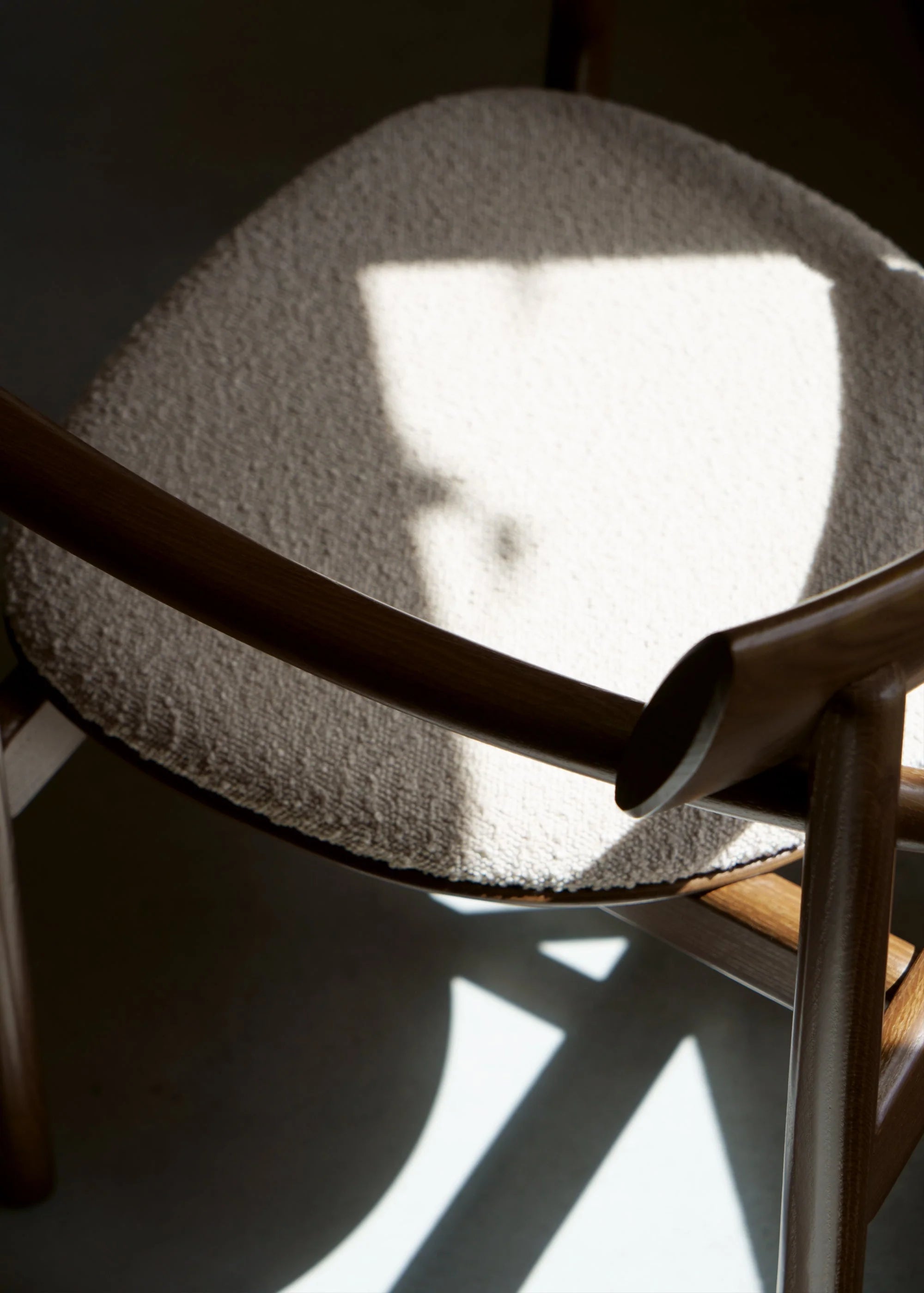 Stuhl ELIPSA SOFT dunkles Eichenholz mit sandfarbenem Bouclé