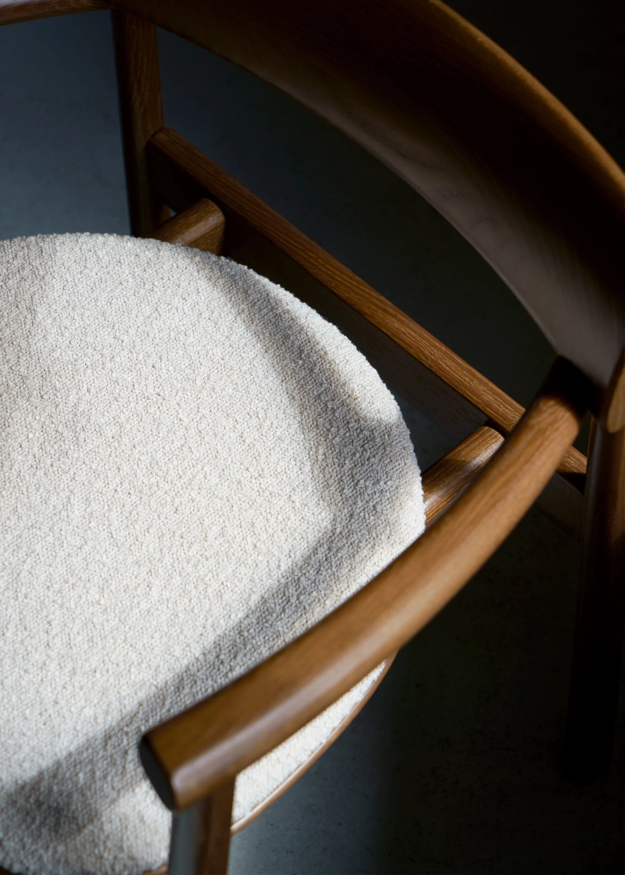 Stuhl ELIPSA SOFT dunkles Eichenholz mit sandfarbenem Bouclé