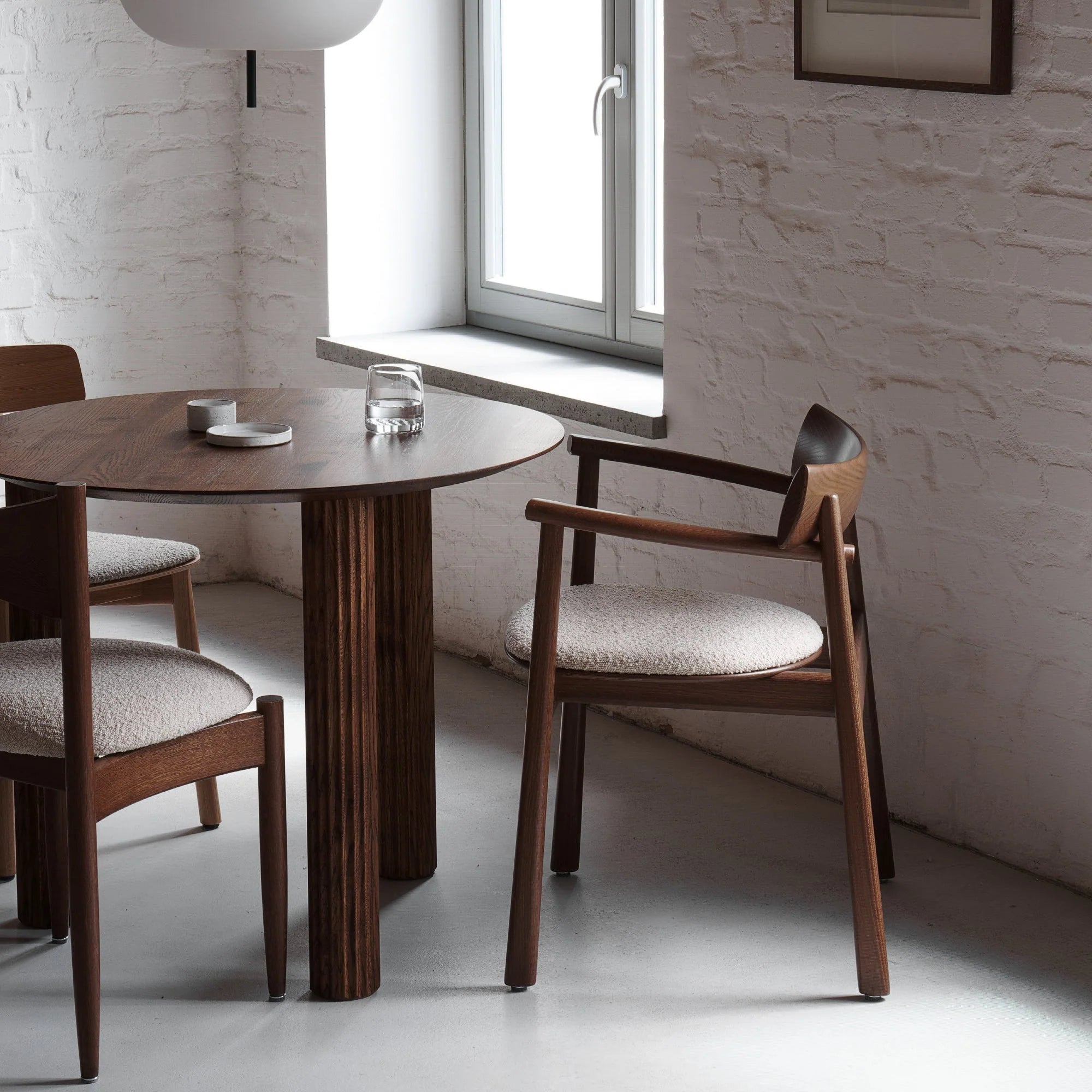 Stuhl ELIPSA SOFT dunkles Eichenholz mit sandfarbenem Bouclé