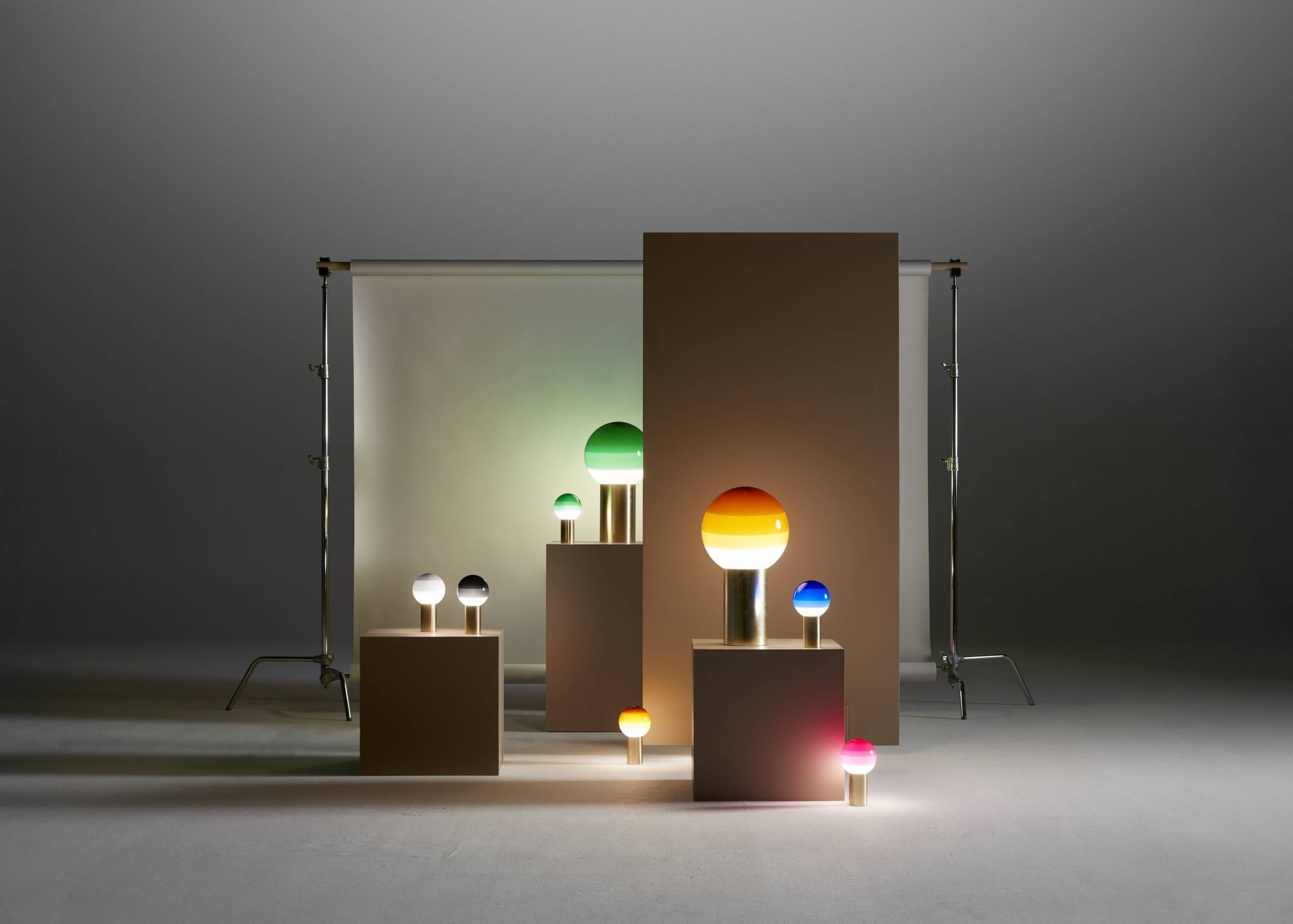 Tischlampe DIPPING schokoladenbraun mit goldenem Fuß