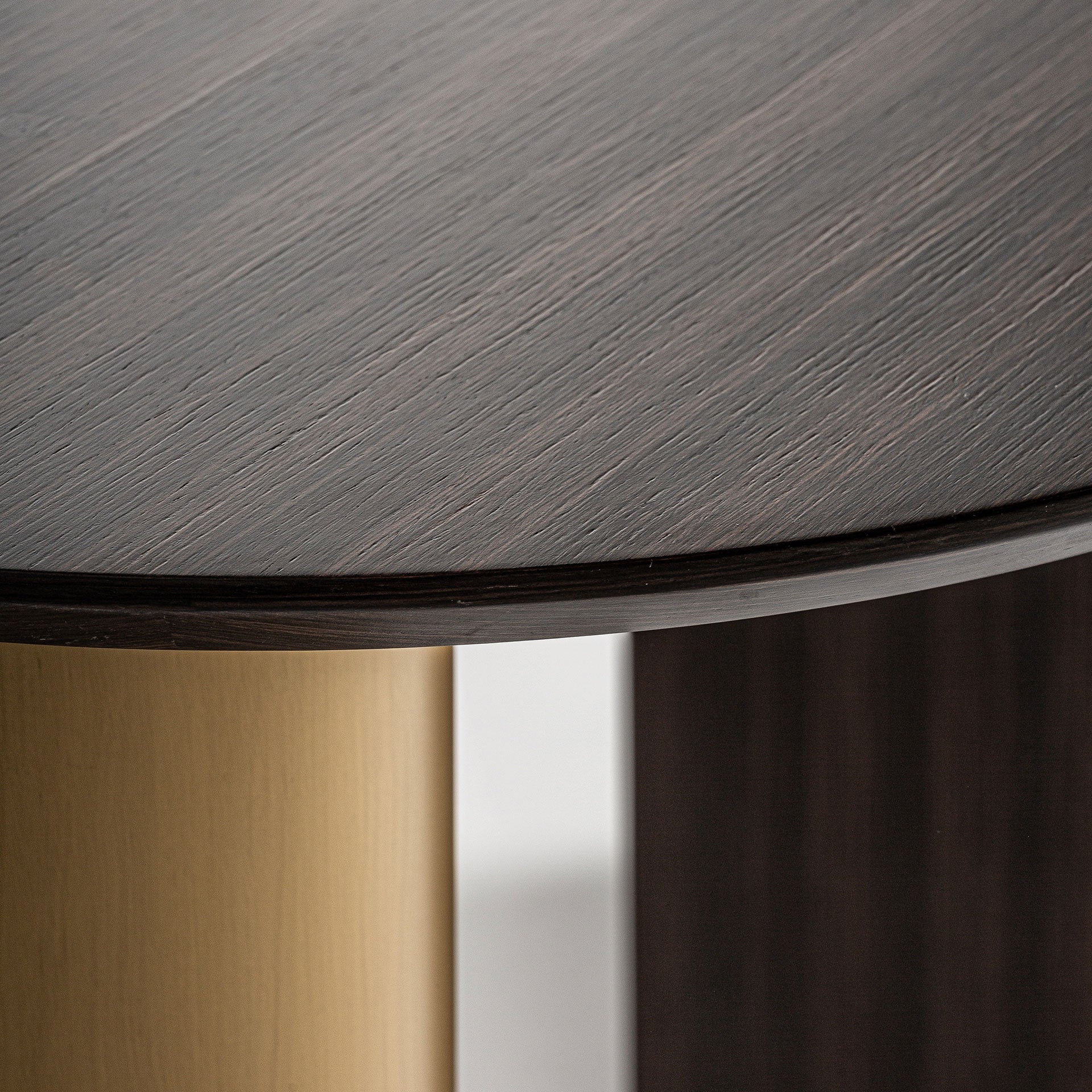 Bureau CHEB van vurenhout met gouden basis