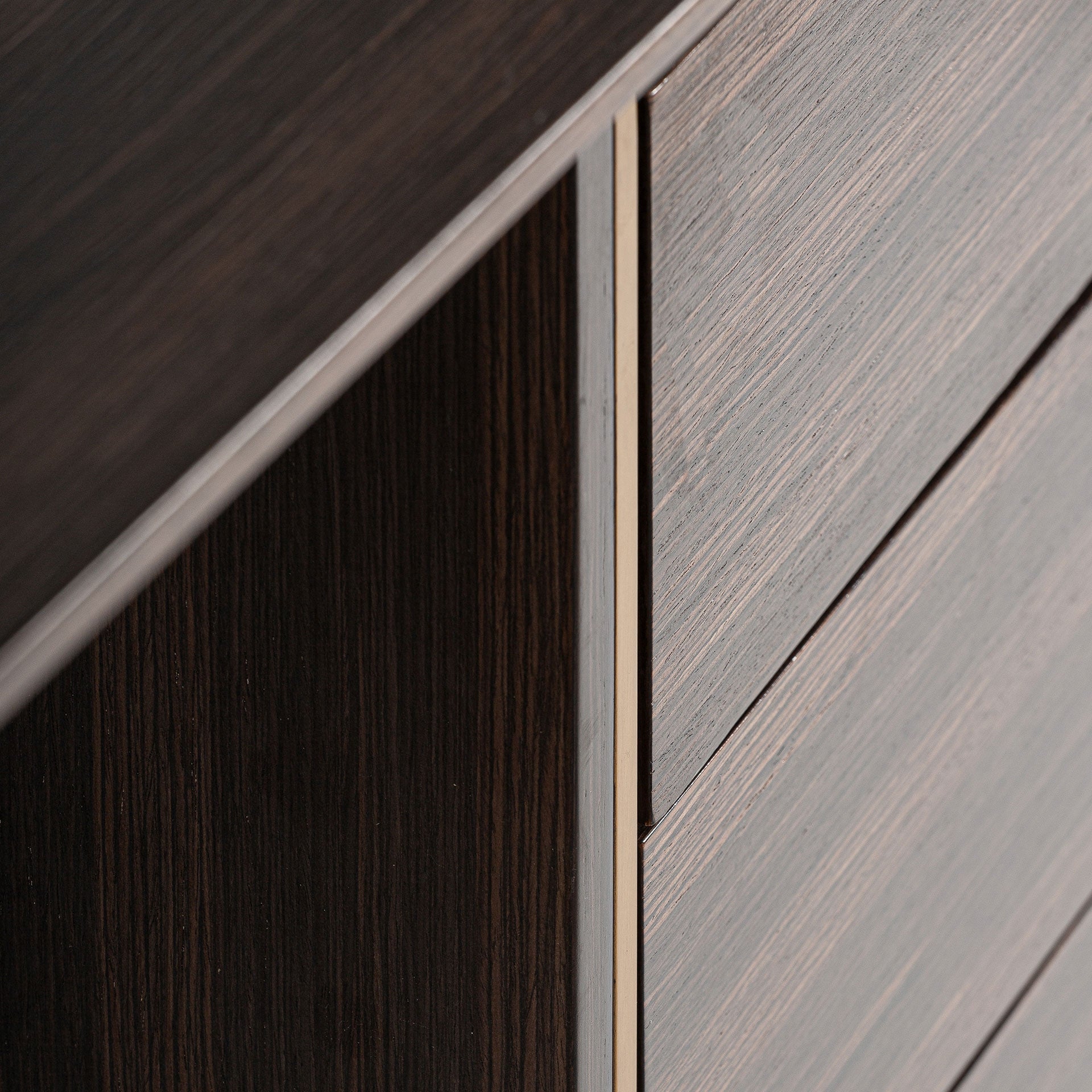 Bureau CHEB van vurenhout met gouden basis