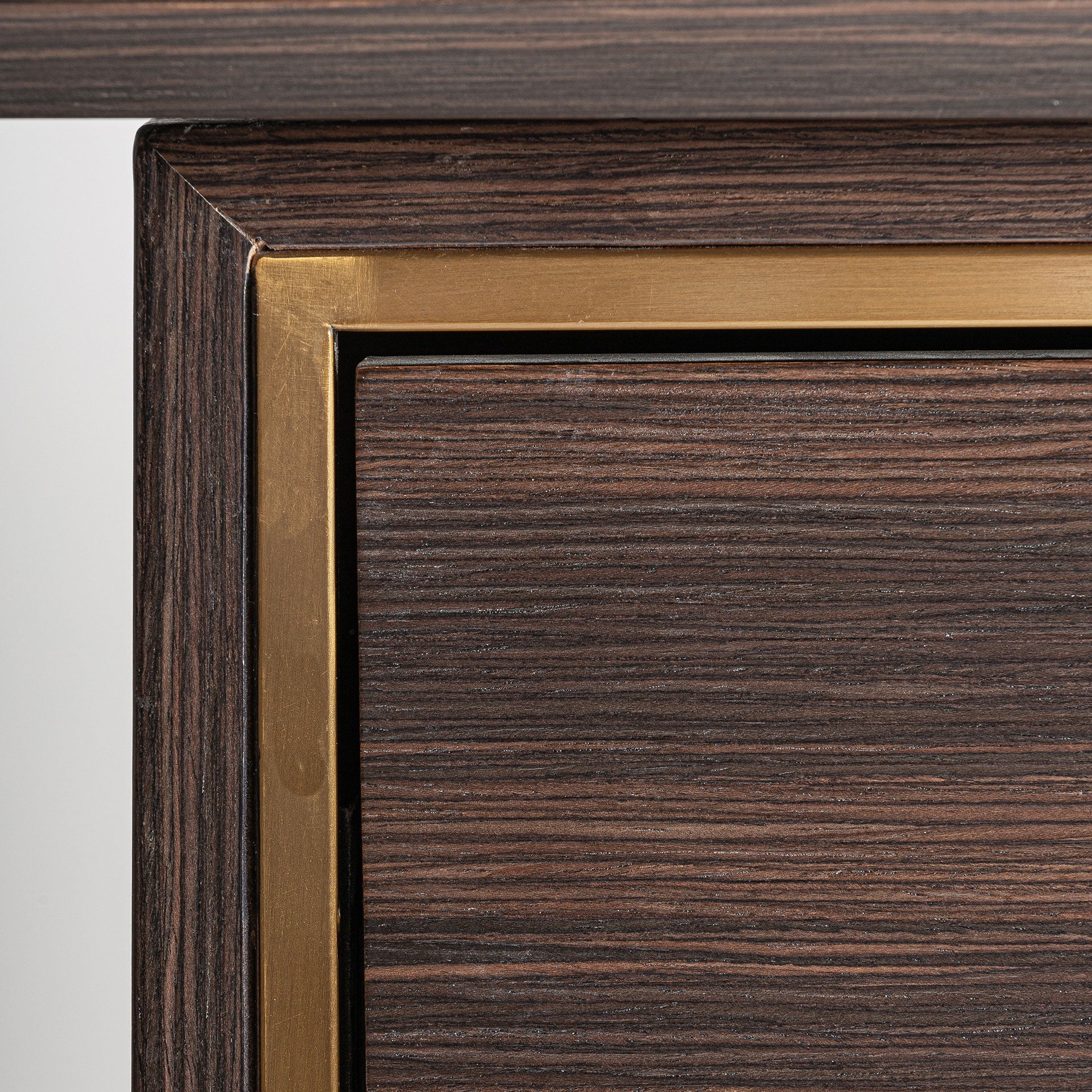 Bureau CHEB van vurenhout met gouden basis