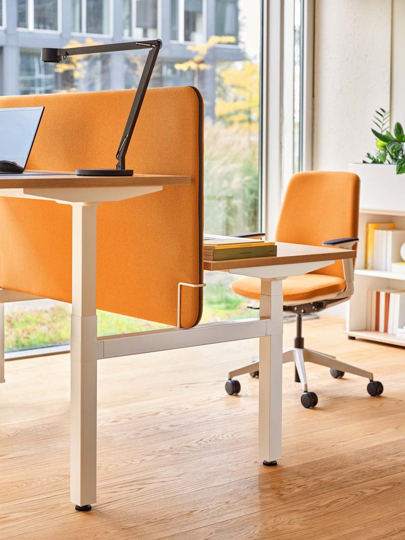 Sessel mit gepolsterter Evo -Rückenlehne verstellbarer Basis mit Rädern an der weichen Oberfläche