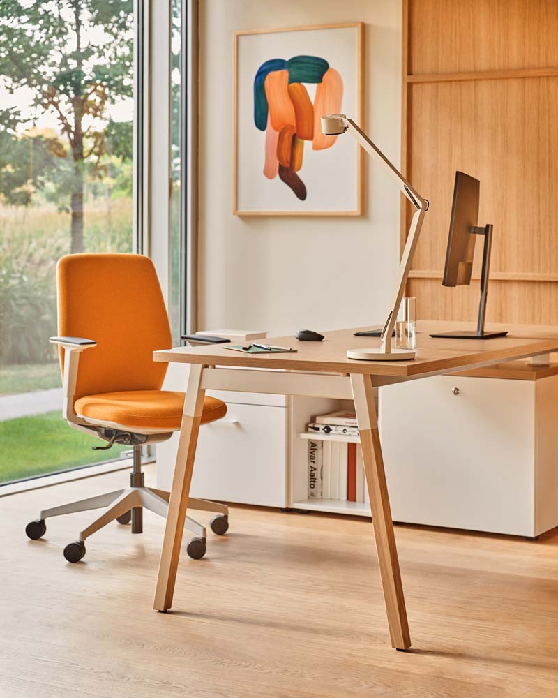 Sessel mit gepolsterter Evo -Rückenlehne verstellbarer Basis mit Rädern an der weichen Oberfläche