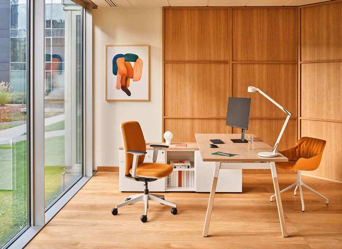 Sessel mit gepolsterter Evo -Rückenlehne verstellbarer Basis mit Rädern an der weichen Oberfläche