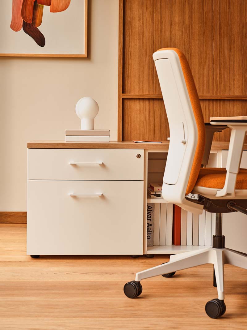 Sessel mit gepolsterter Evo -Rückenlehne verstellbarer Basis mit Rädern für harte Oberfläche