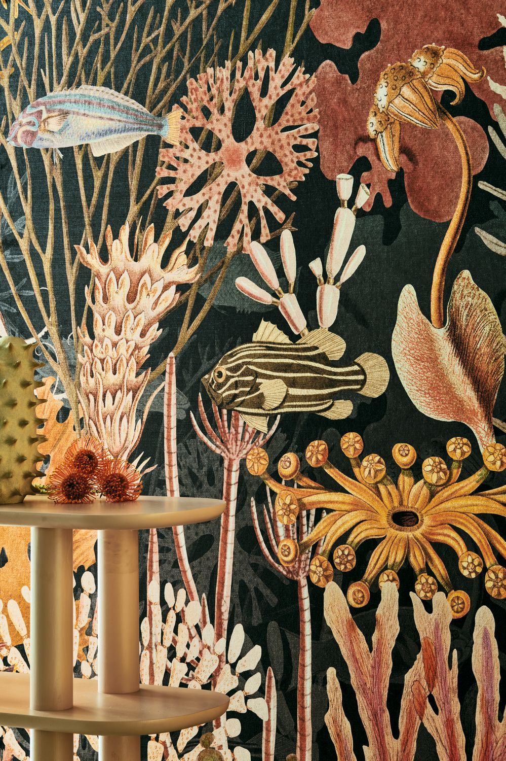 Muurschildering textiel met het motief van een onderwaterlandschap MOOREA zwart met geel