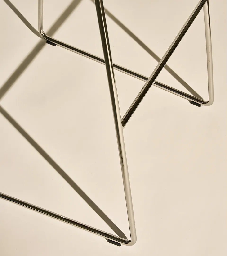 Hocker GUBI 3D graues Sitzpolster mit verchromtem Fuß