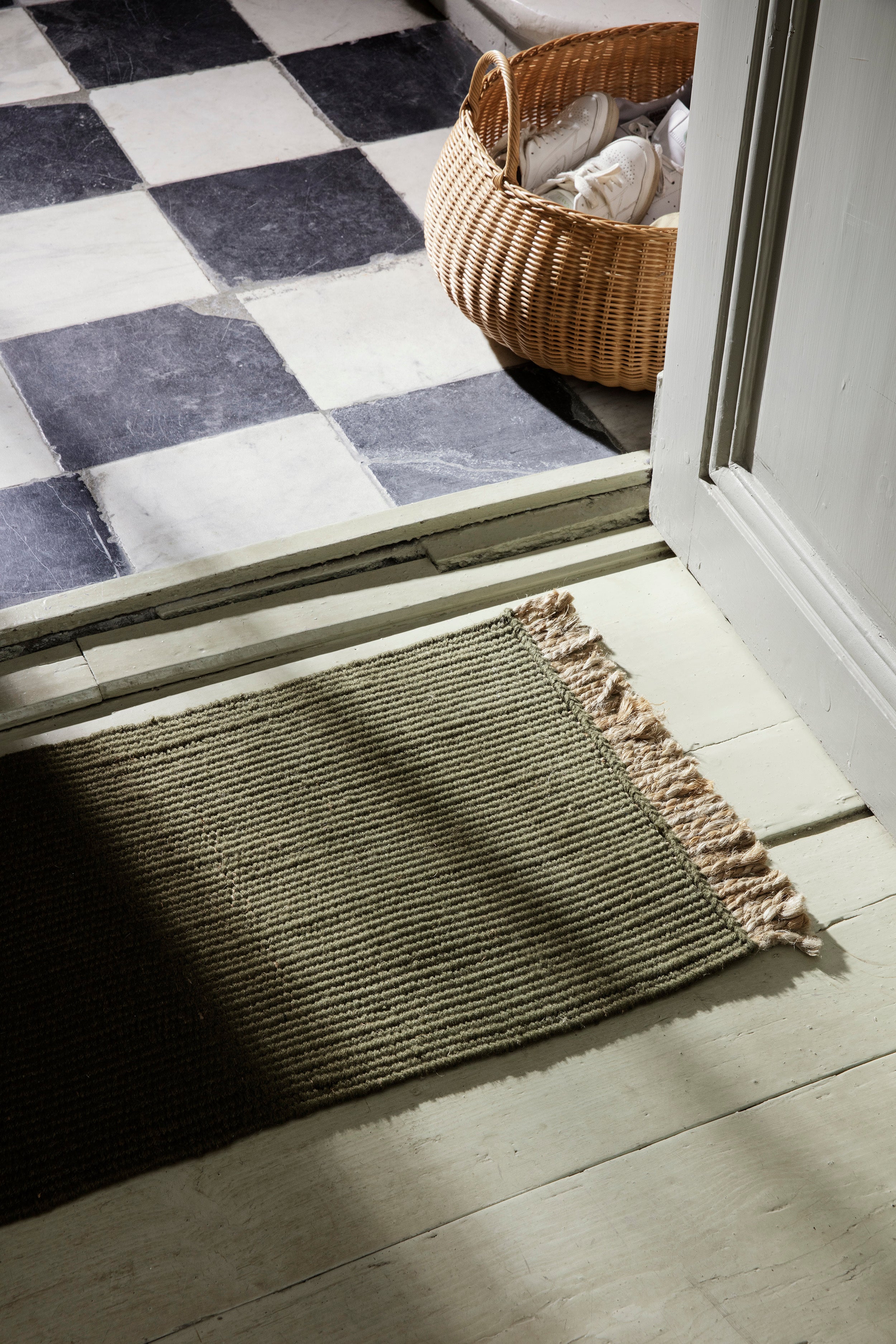 BLOCK MAT Olivgrüner Teppich mit beigen Fransen