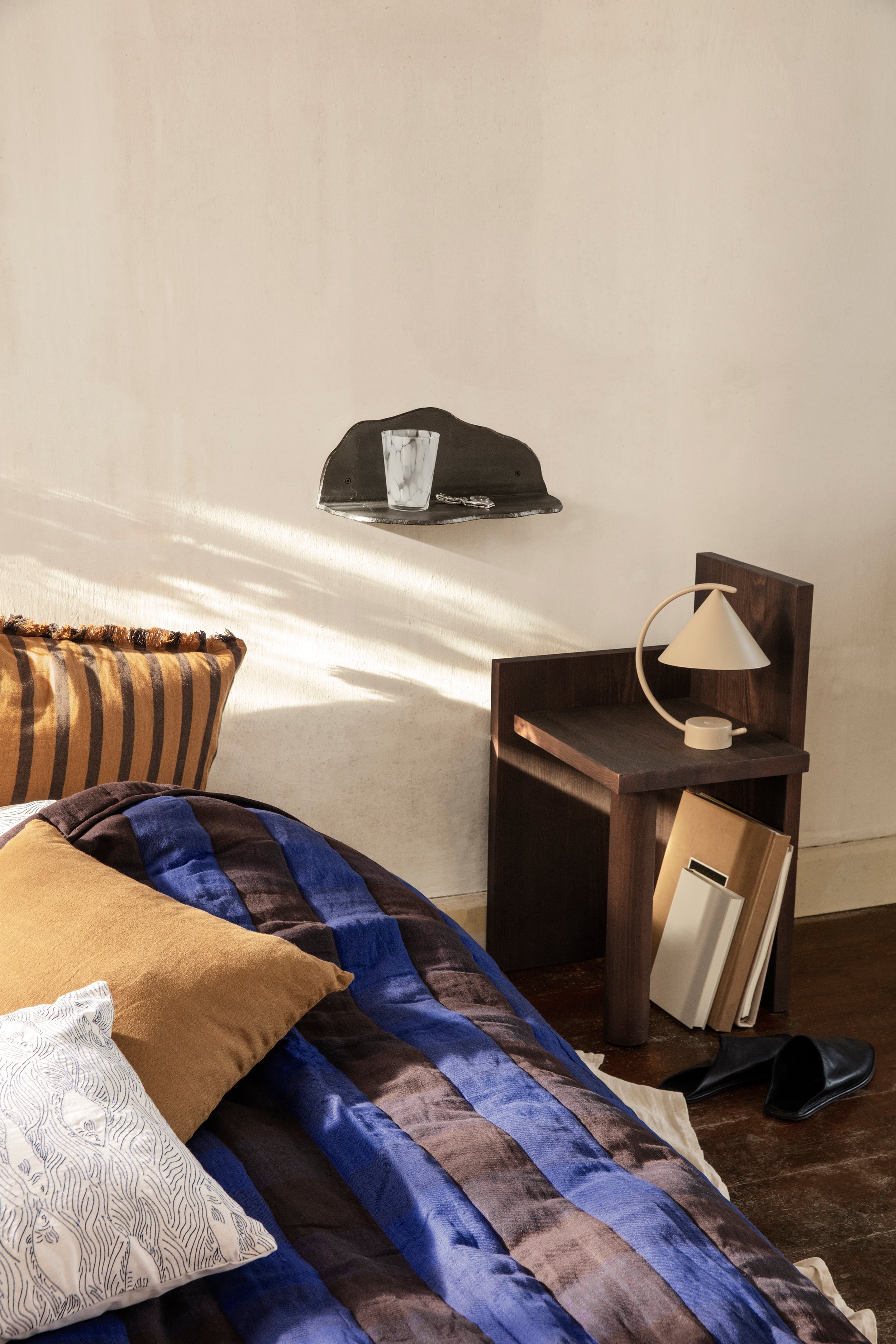 Zijtafel UTA donkerbruin vurenhout