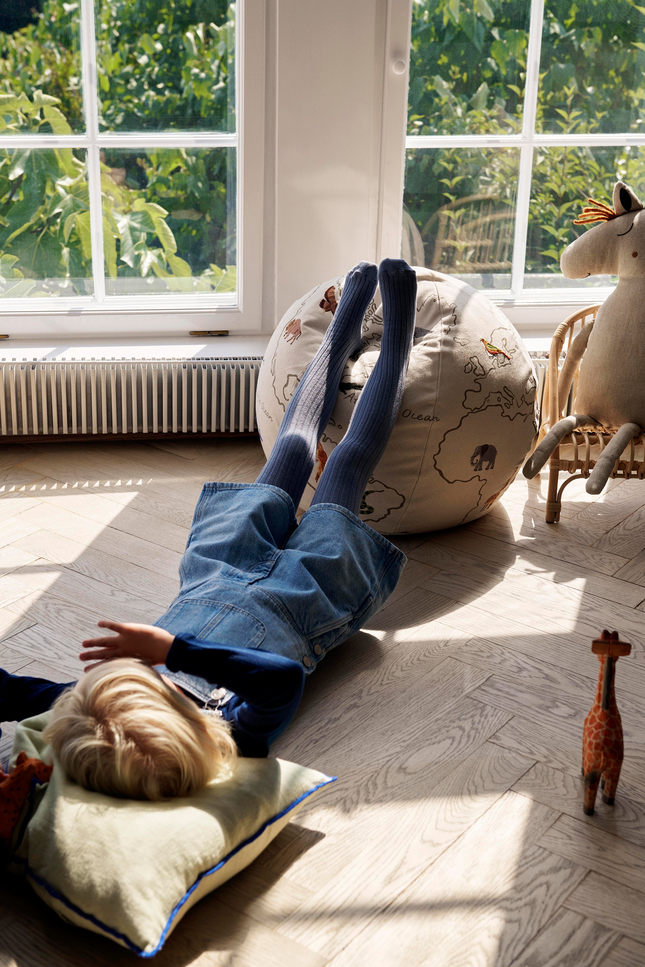 Puf DE WERELD gebroken wit