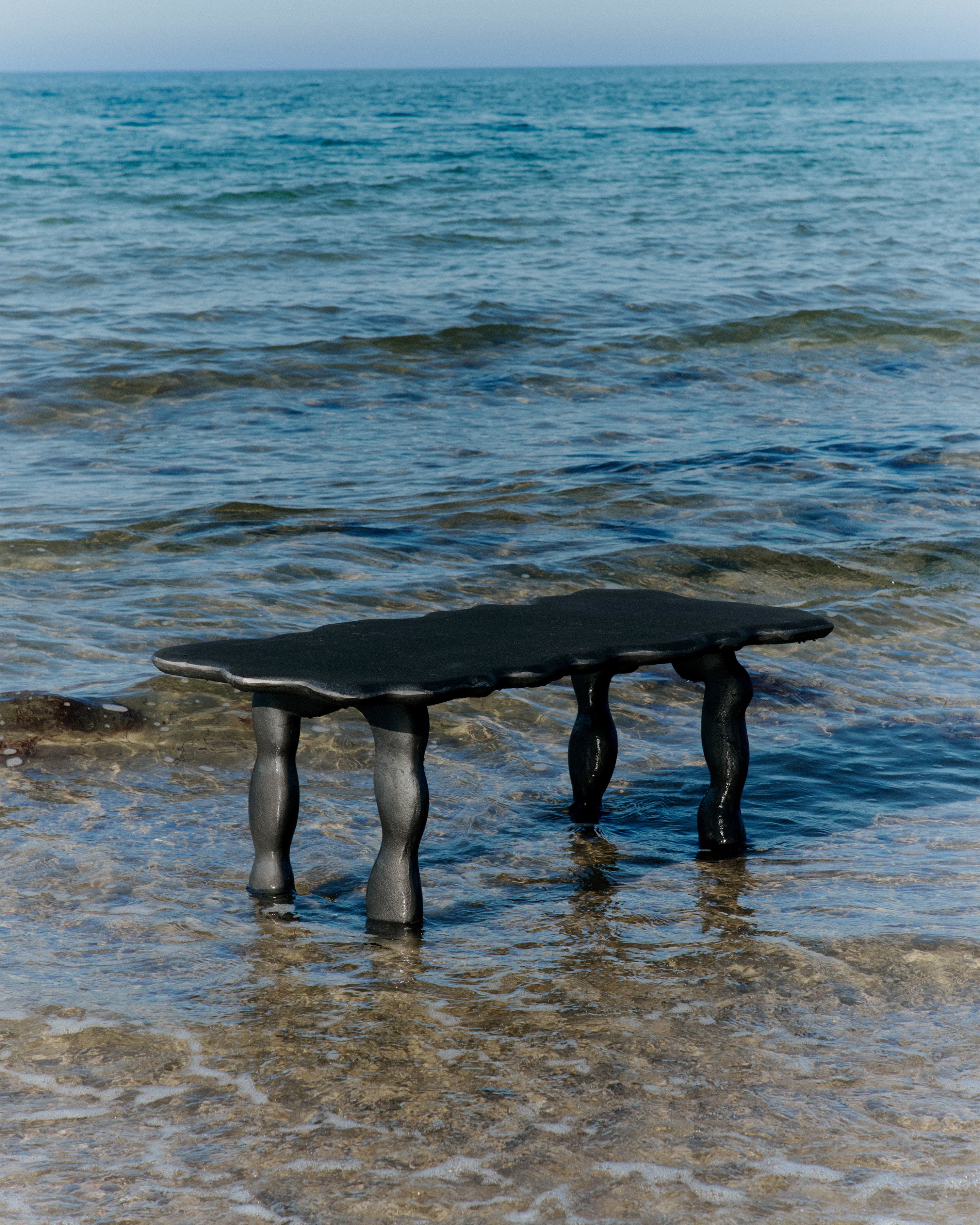 DAL PIECE schwarzer Aluminiumtisch