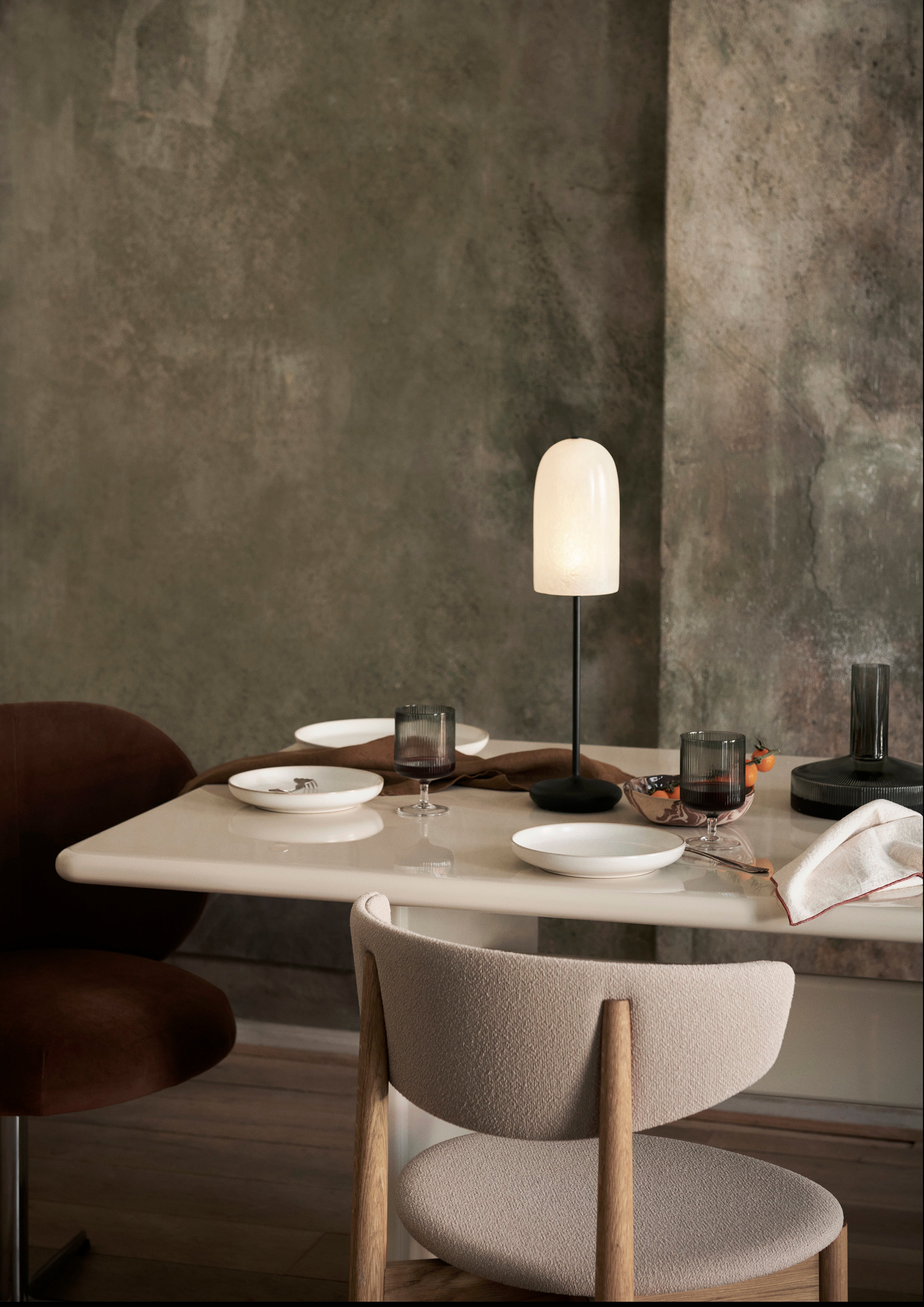 Buiten tafellamp GRY witte kap met zwarte voet