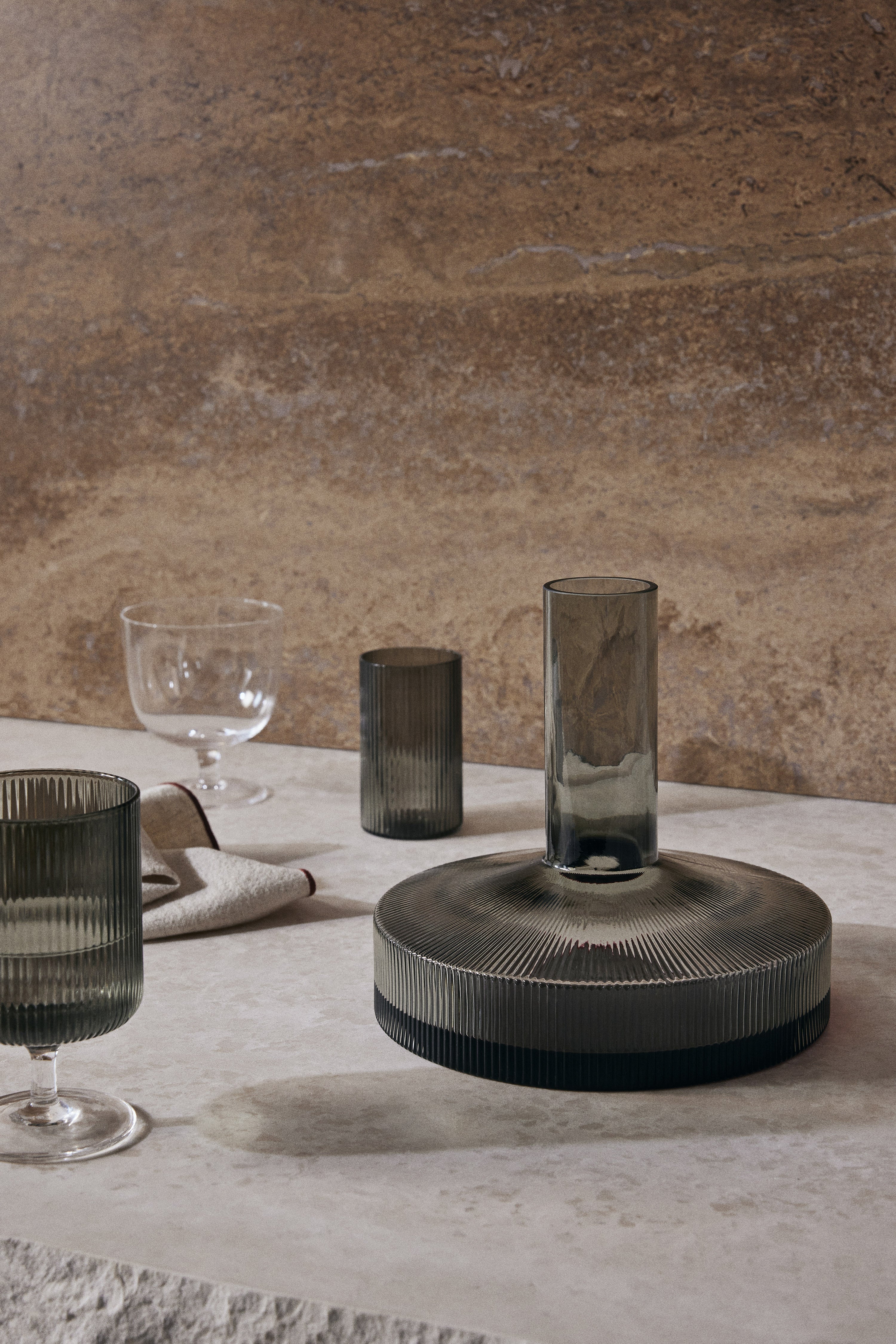 Karaf met wijn RIPPLE gerookt glas