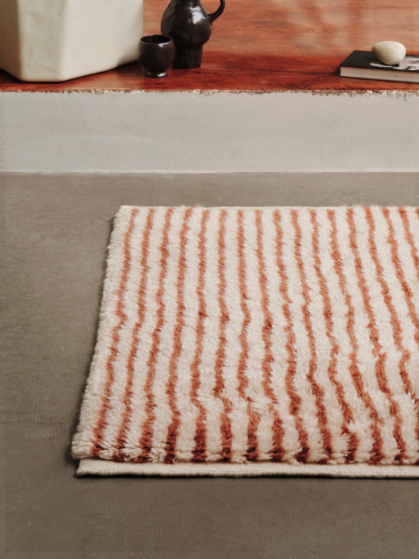 KAMI KNOTTED rug with long pile in rusty brown with beige