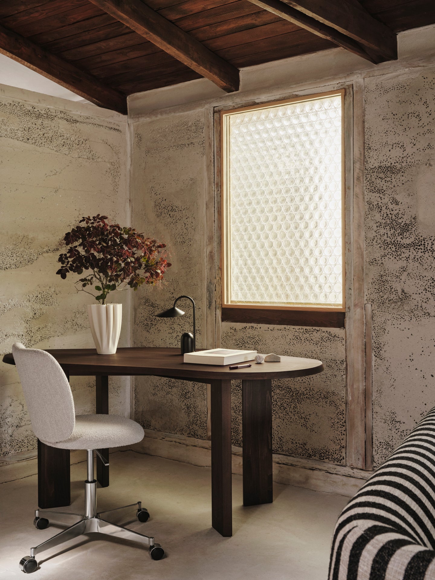 Black arum portable lamp