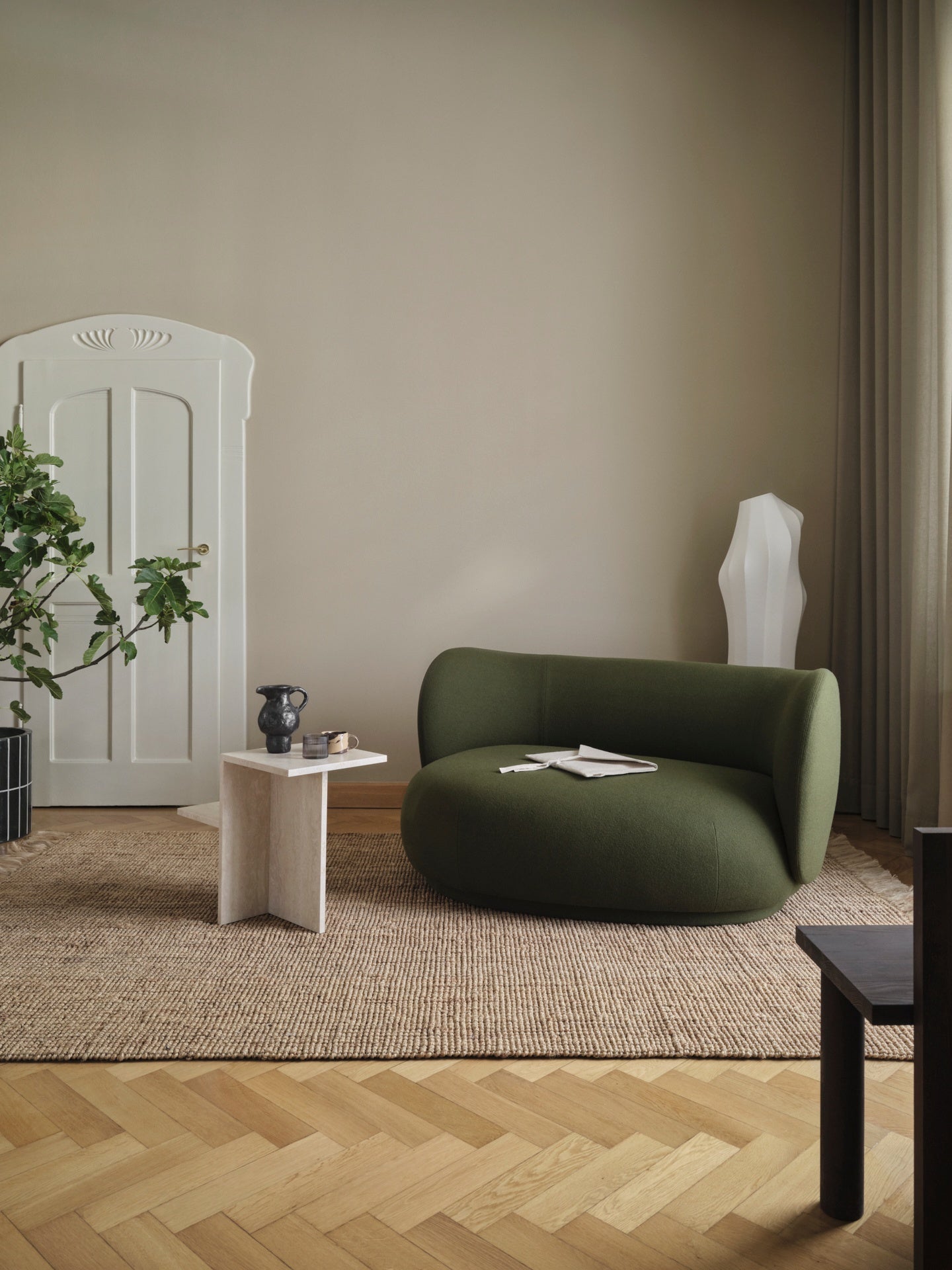 DISTINCT Beistelltisch aus Sandtravertin