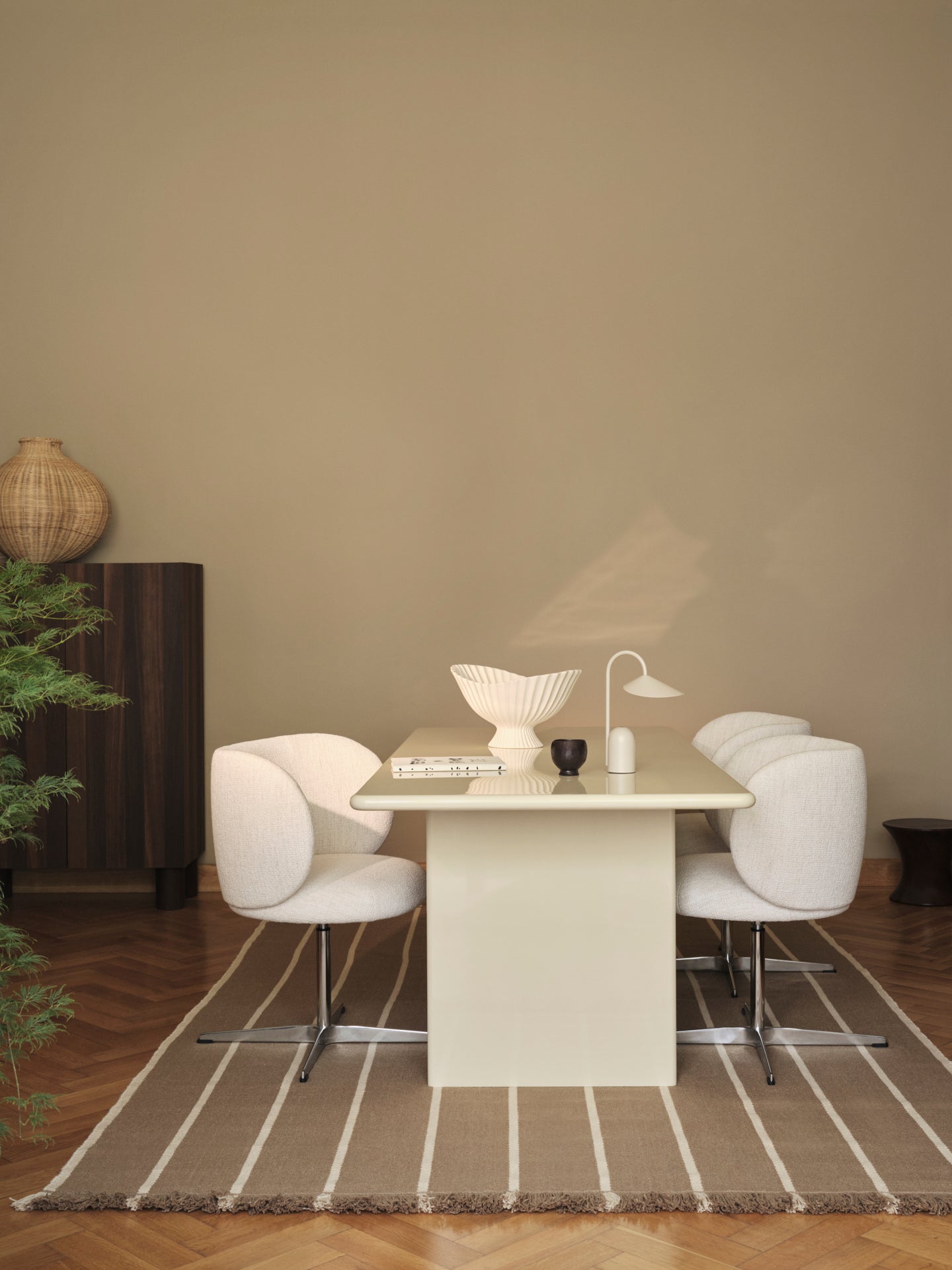 Crème kleurige RINK tafel