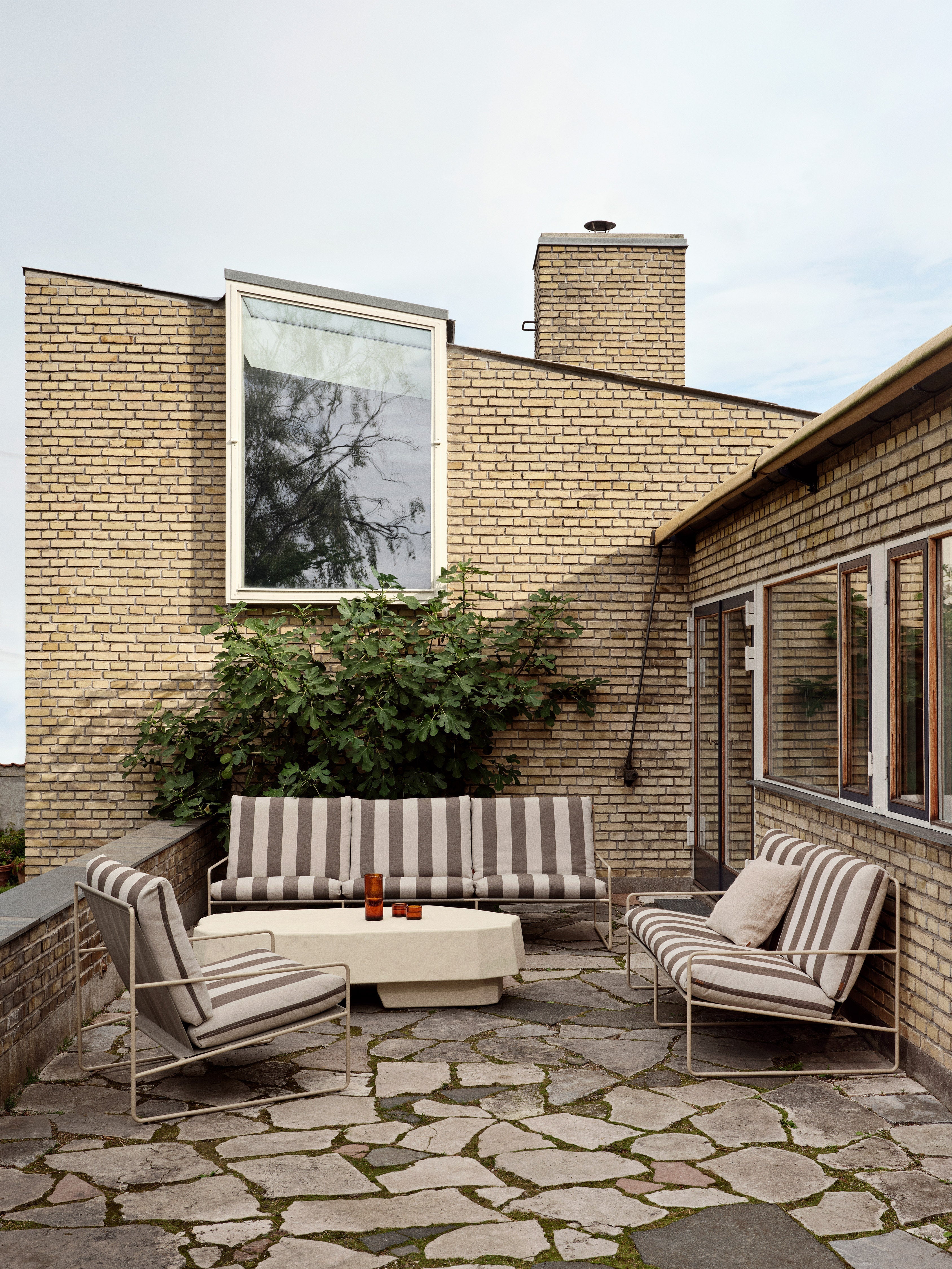 3-Personen-Außensofa Desert Cream-Brown mit einer beigen Basis