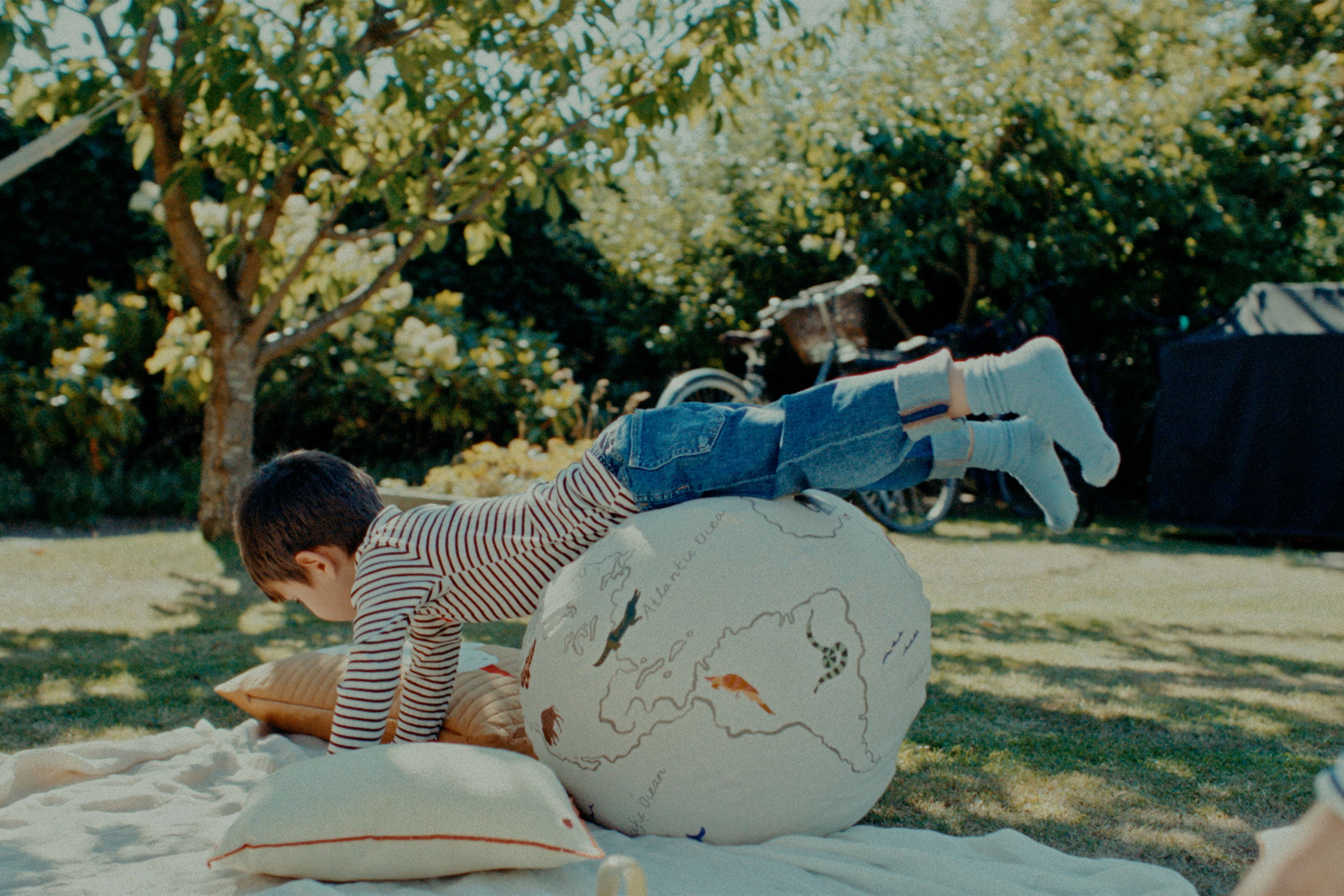 Puf DE WERELD gebroken wit